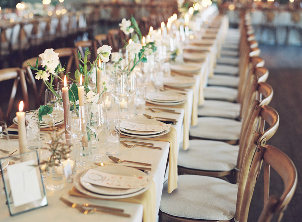 the-place-settings-and-simple-florals-for-logn-family-style-tables-coco-kelley-wedding-1000x736.jpg