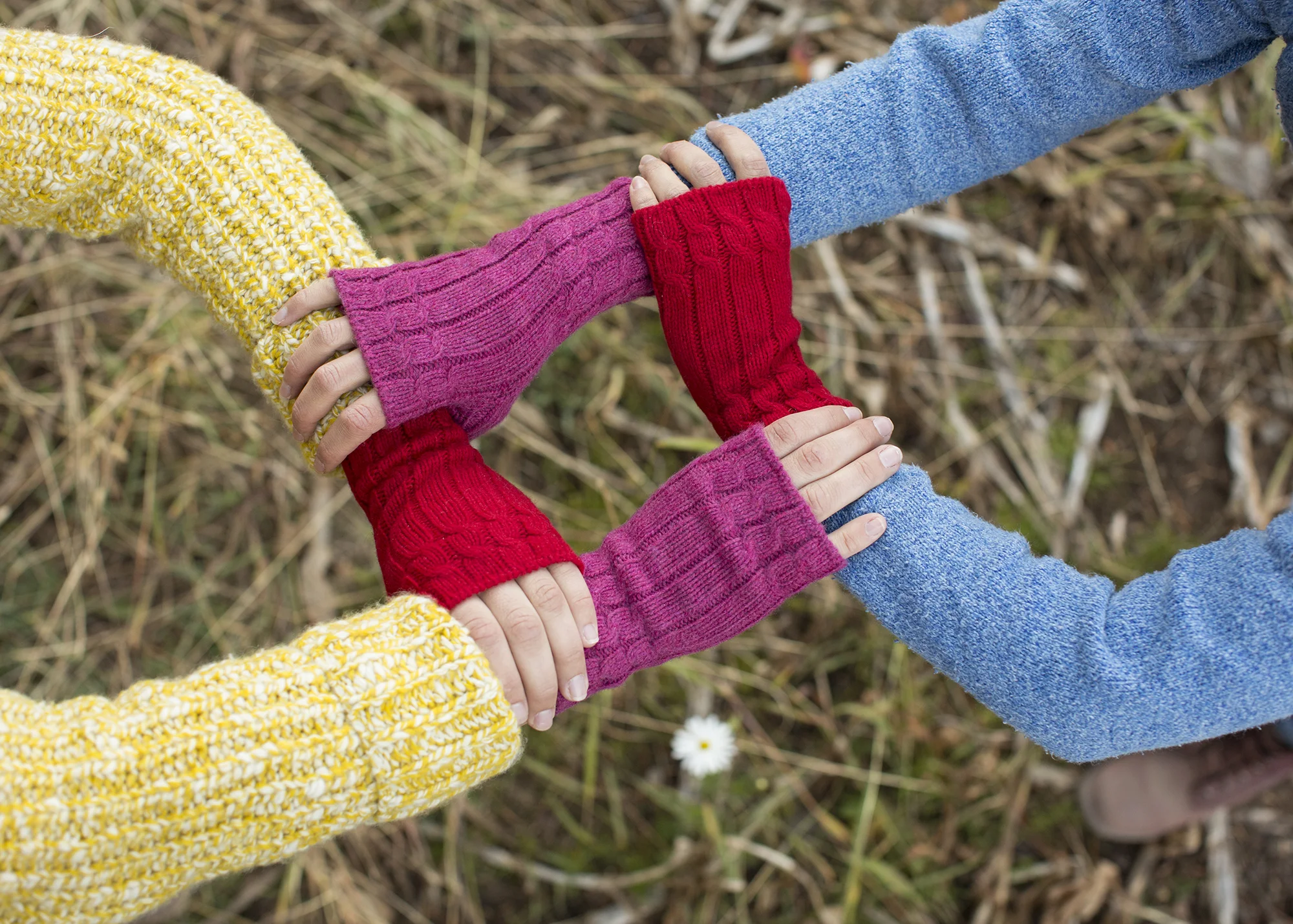 golightly_cashmere_the_cabled_gloves_421rub_421yng_ruby_young_plum_M2A1210.jpg