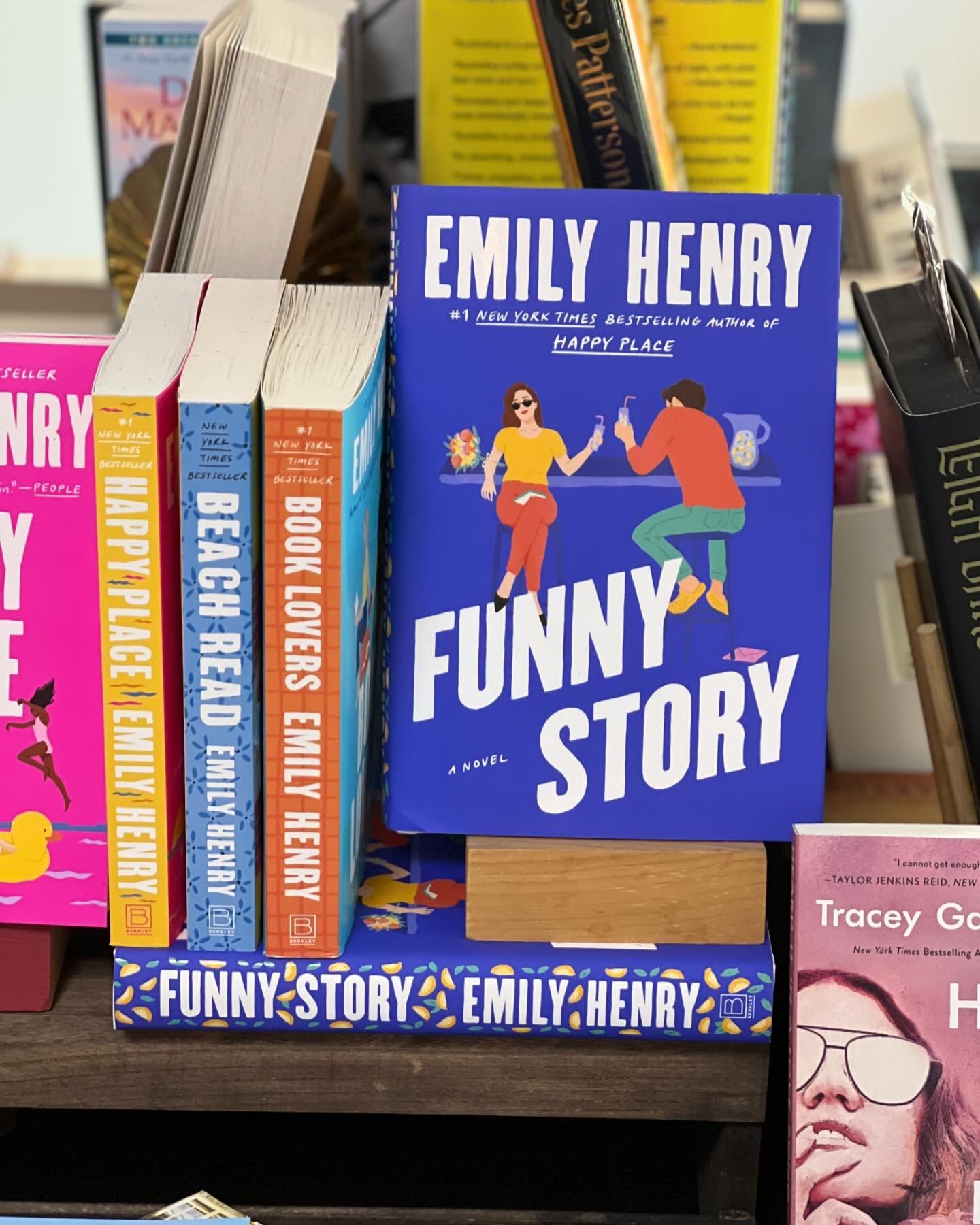 There&rsquo;s nothing like an @emilyhenrywrites novel on a  breezy beach day!  What&rsquo;s in your beach bag? #sanibel #sanibelisland #beach #beachread #booksbooksbooks #emilyhenry #funnystory