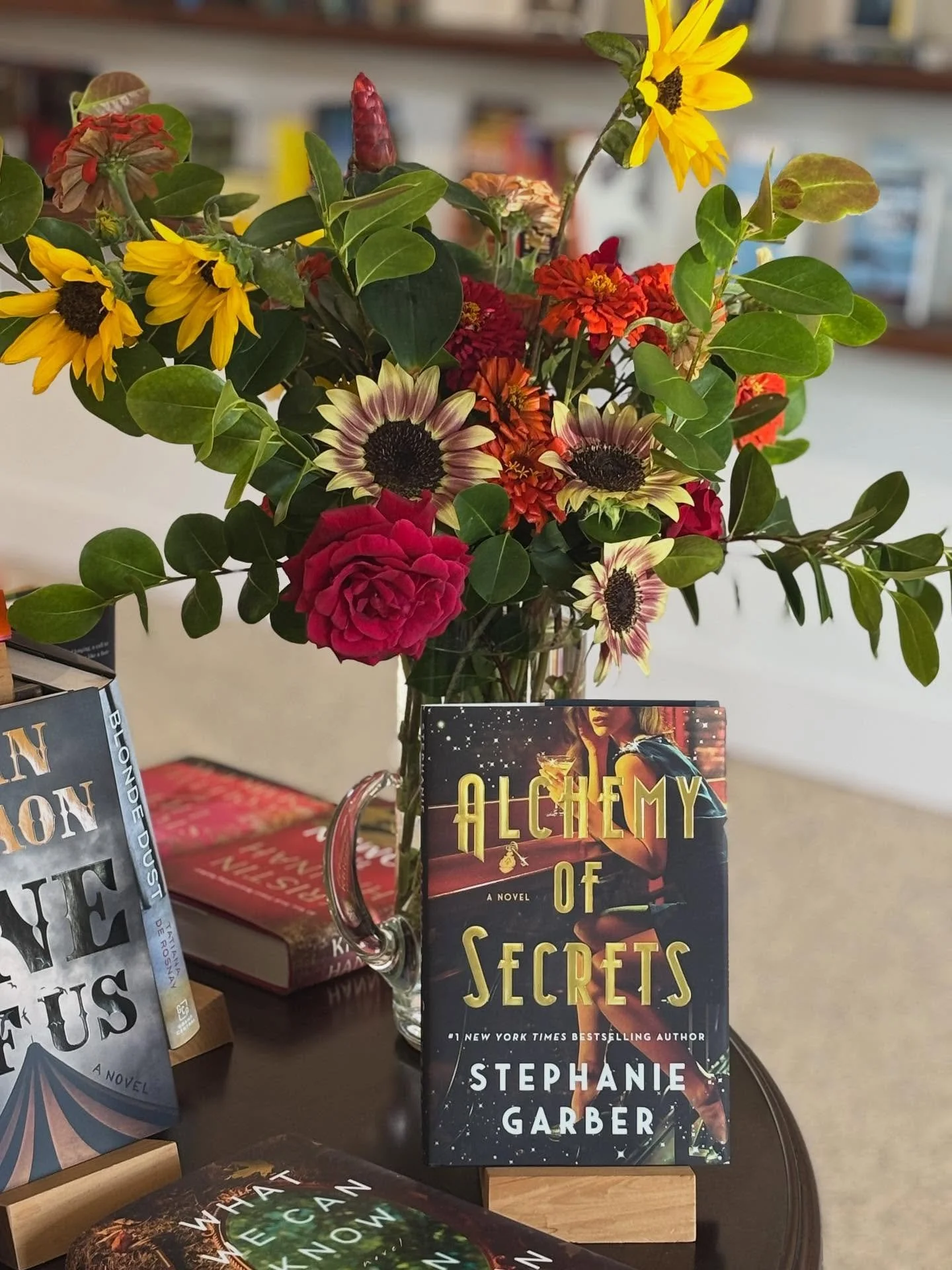 New Releases and fresh blooms from @florabelsanibel 📚🌸#tuesdays #sanibel #flowers #localbusiness #smallbusinesssupportingsmallbusiness #womensupportingwomen #islandstyle #sanibelisland #booksandblooms #louisepenny #alixharrow #stephaniegarber