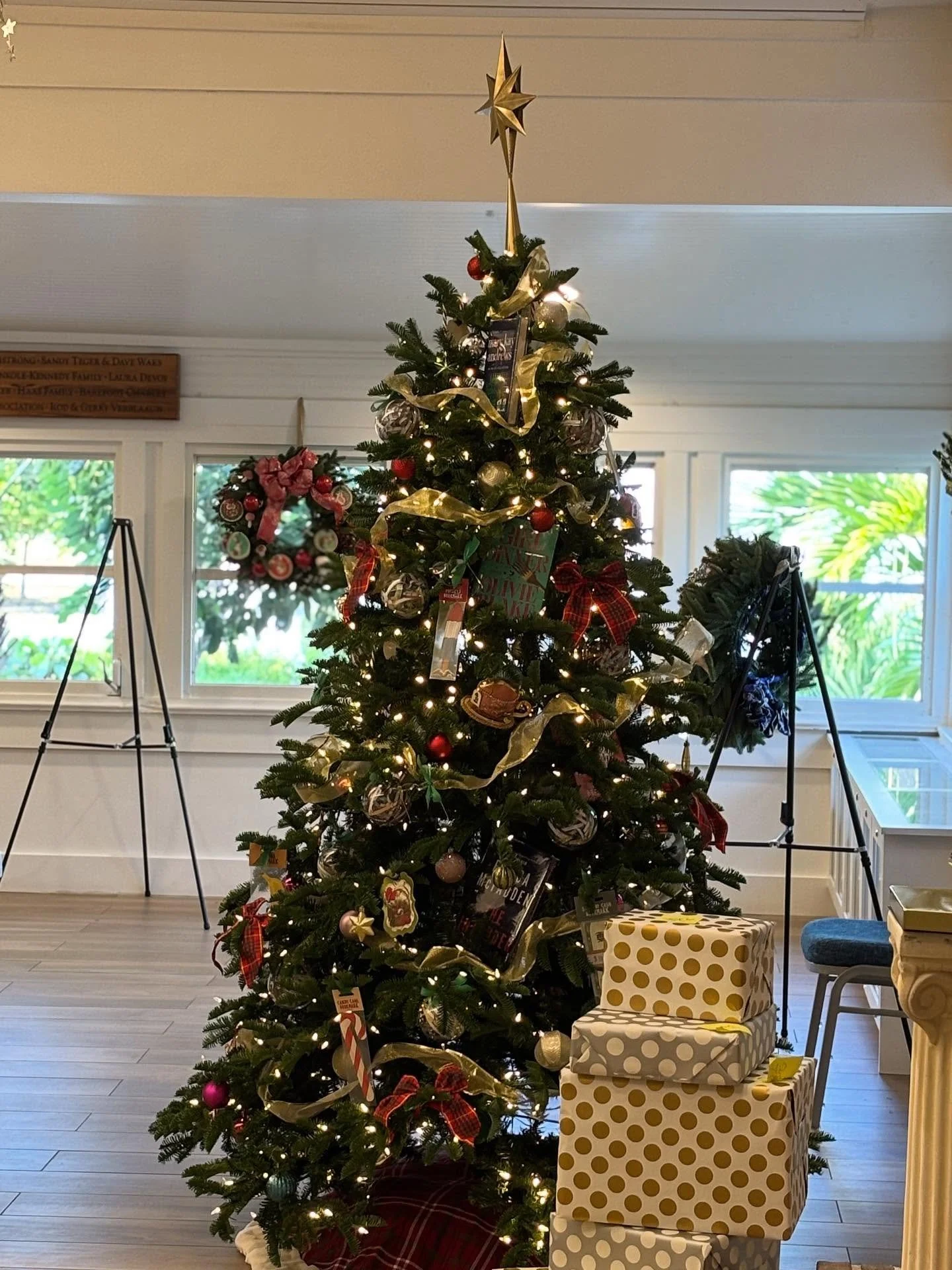 Our 12 Books of Christmas holiday tree is finished and ready for the auction🎄🎁❤️#sanibelisland #communityhousing #tistheseasonforgiving🎄