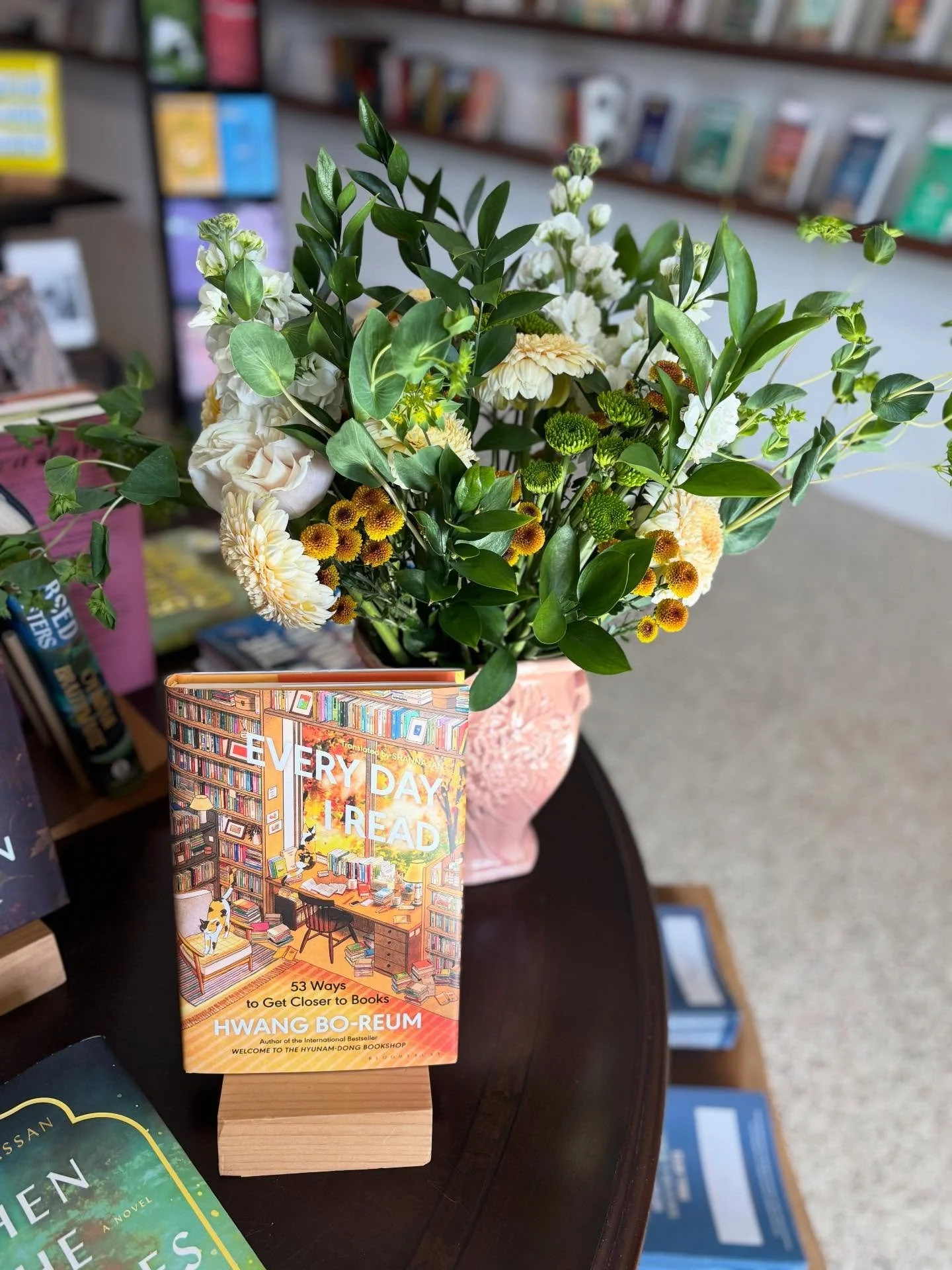 Fresh flowers + fresh books!  You need both! @florabelsanibel 
#everydayiread #hwangboreum #books #sanibel