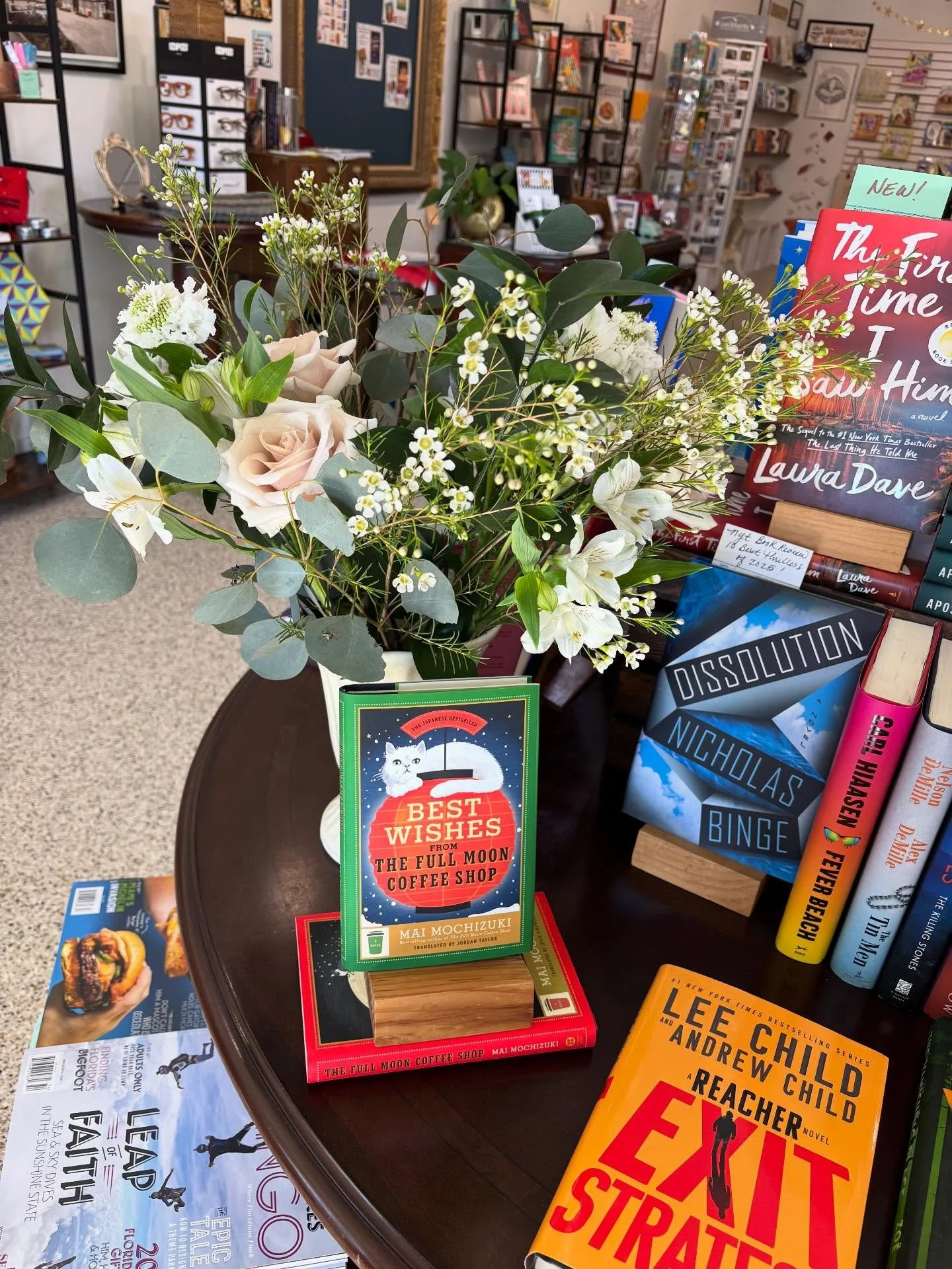 Yummy new flowers + dazzling new books = pure joy! #localbusiness #womensupportingwomen #greatreads #shopsanibel #sanibelisland