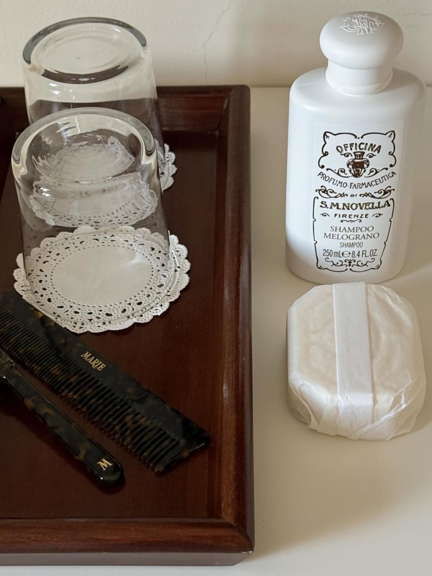 Som et av de eldste apotekene i verden, ble Officina Profumo Farmaceutica di Santa Maria Novella etablert i Firenze i 1221 av dominikanske munker. 
Munkene dyrket medisinske urter i hagene sine og brukte de til &aring; tilberede salver og pomade til 