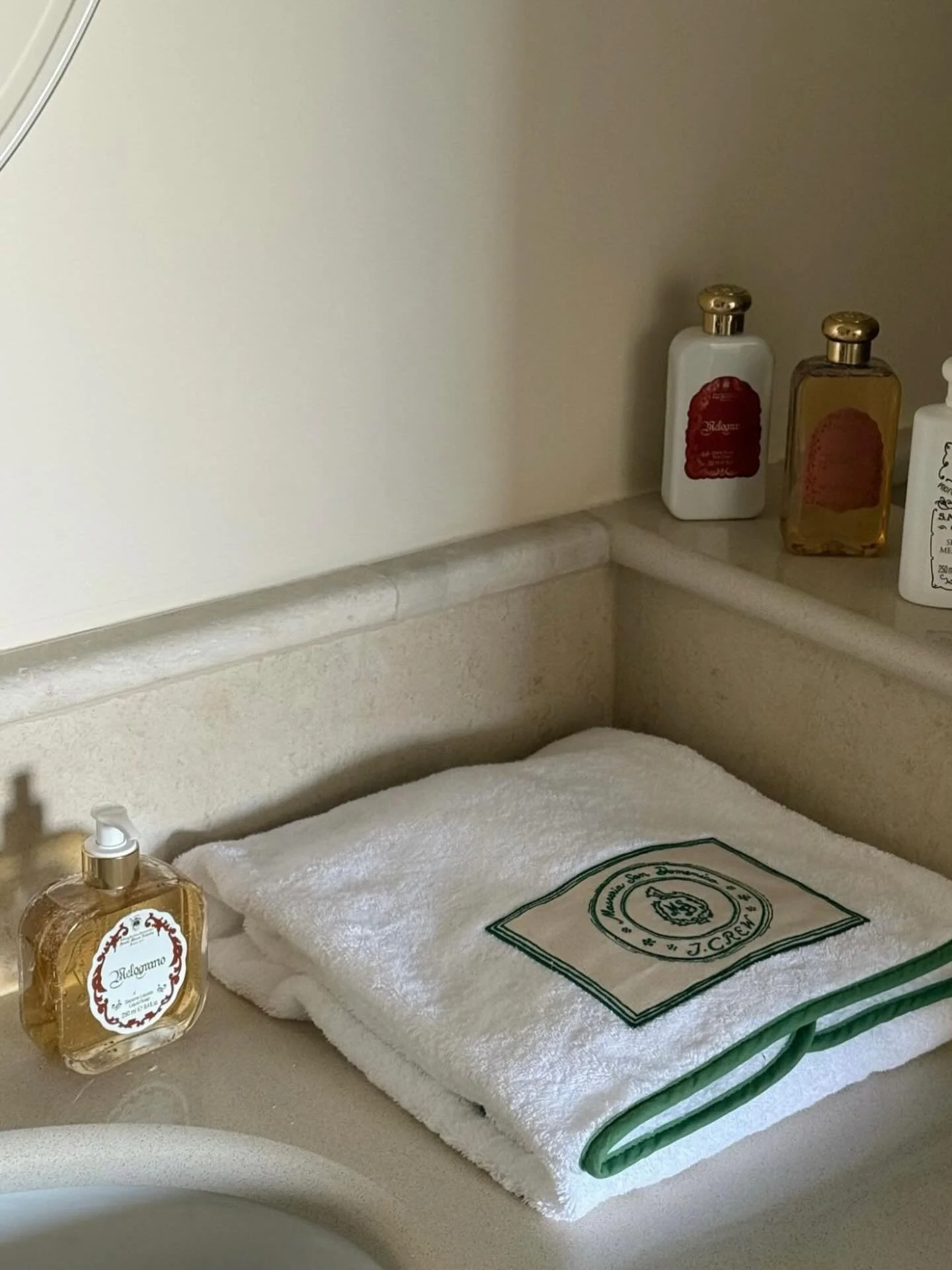 Som et av de eldste apotekene i verden, ble Officina Profumo Farmaceutica di Santa Maria Novella etablert i Firenze i 1221 av dominikanske munker. 
Munkene dyrket medisinske urter i hagene sine og brukte de til &aring; tilberede salver og pomade til 