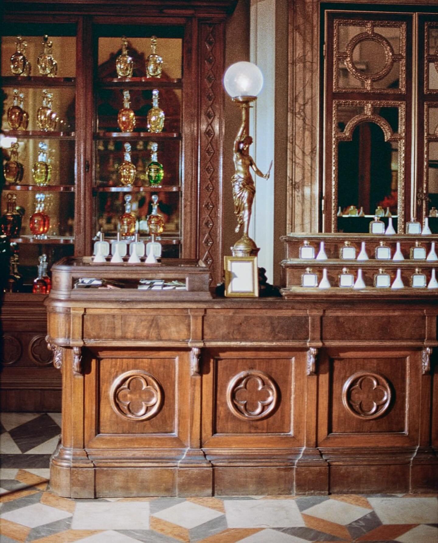 Vi har f&aring;tt inn nyheter og p&aring;fyll fra @santamarianovella1221 ⚜️

Som et av de eldste apotekene i verden, ble Officina Profumo Farmaceutica di Santa Maria Novella etablert i Firenze i 1221 av dominikanske munker. 
Munkene dyrket medisinske