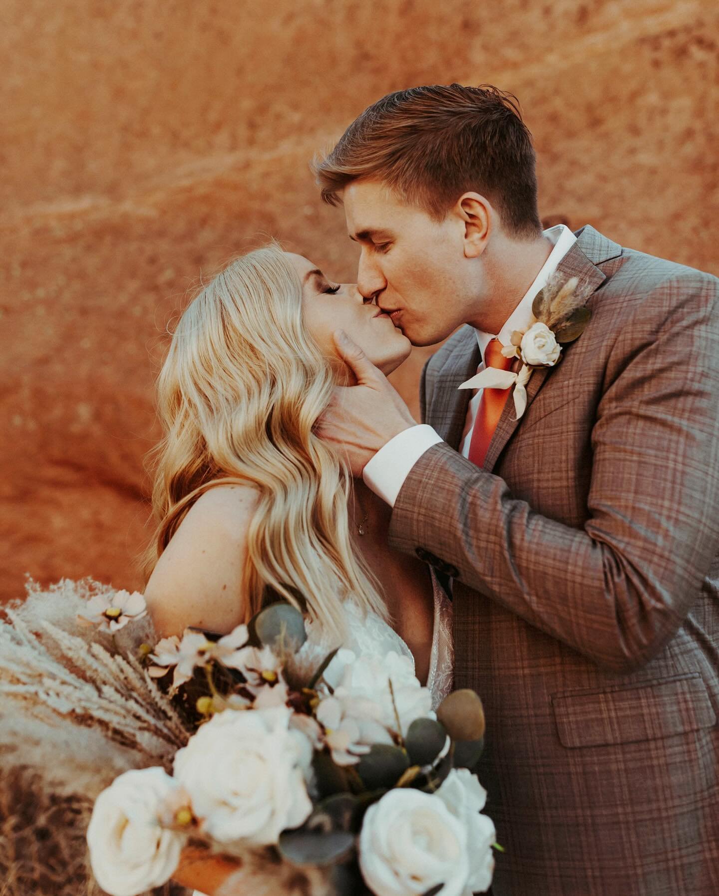 Red Rock Canyon on a warm spring day 💕 followed by an adventure around Garden of the Gods after sunset ✨a picture perfect elopement! 
&bull;
&bull;
&bull;
&bull;
&bull;
&bull;
#elopementphotographer&nbsp;#elopementphotography&nbsp;#coloradospringsph