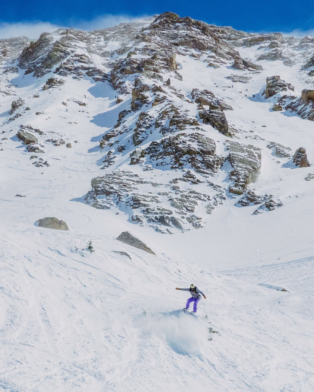 💠 blue sky day at a-bay @arapahoe_basin ❄️✨⛷️

#skicolorado #arapahoebasin #abasin #coloradoadventures #coloradolive #coloradooutdoors #colorfulcolorado #coloradolife #coloradolifestyle #coloradophotography #coloradophotographer #adventurephotograph
