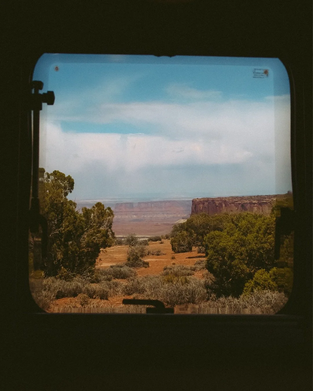 We only had one day in Canyonlands National Park and we gotta go back. This was just a tease! Look at those layers. 💟

#canyonlands #canyonlandsnationalpark #utah #utahphotography #nationalparks #mightyfive #roadtripusa #coloradophotographers