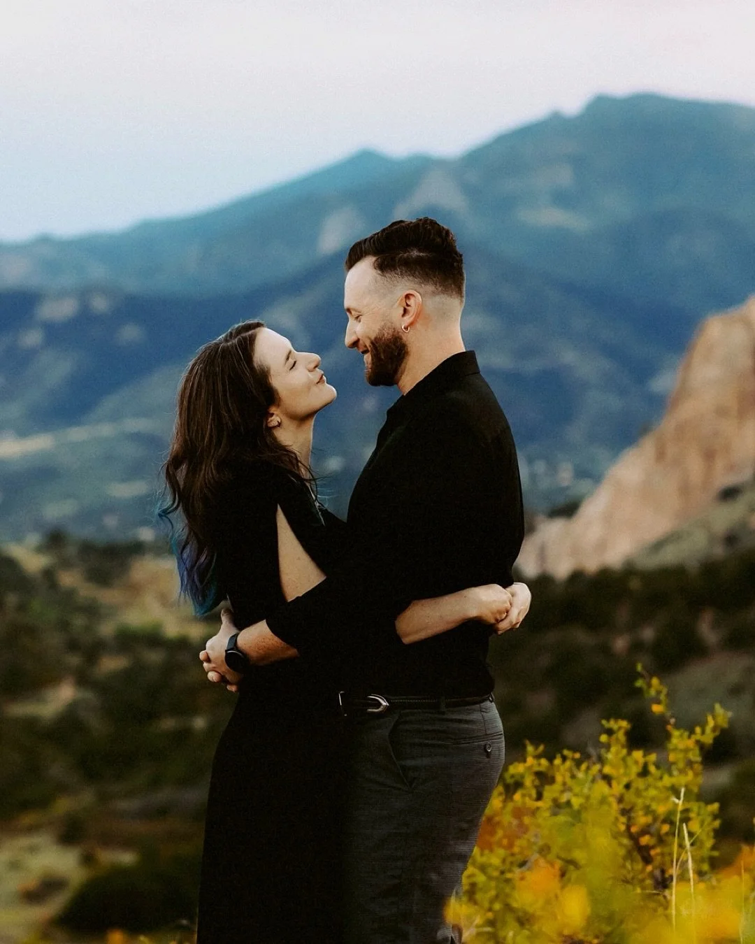 Hannah &amp; Ben&rsquo;s wedding portraits 🖤 on a perfect fall evening ✨ at one of our favorite views in town! Pikes Peak &amp; Garden of the Gods at sunset?! It&rsquo;s almost too good to be true. 📸🩵

#coloradospringsphotography #coloradospringsp