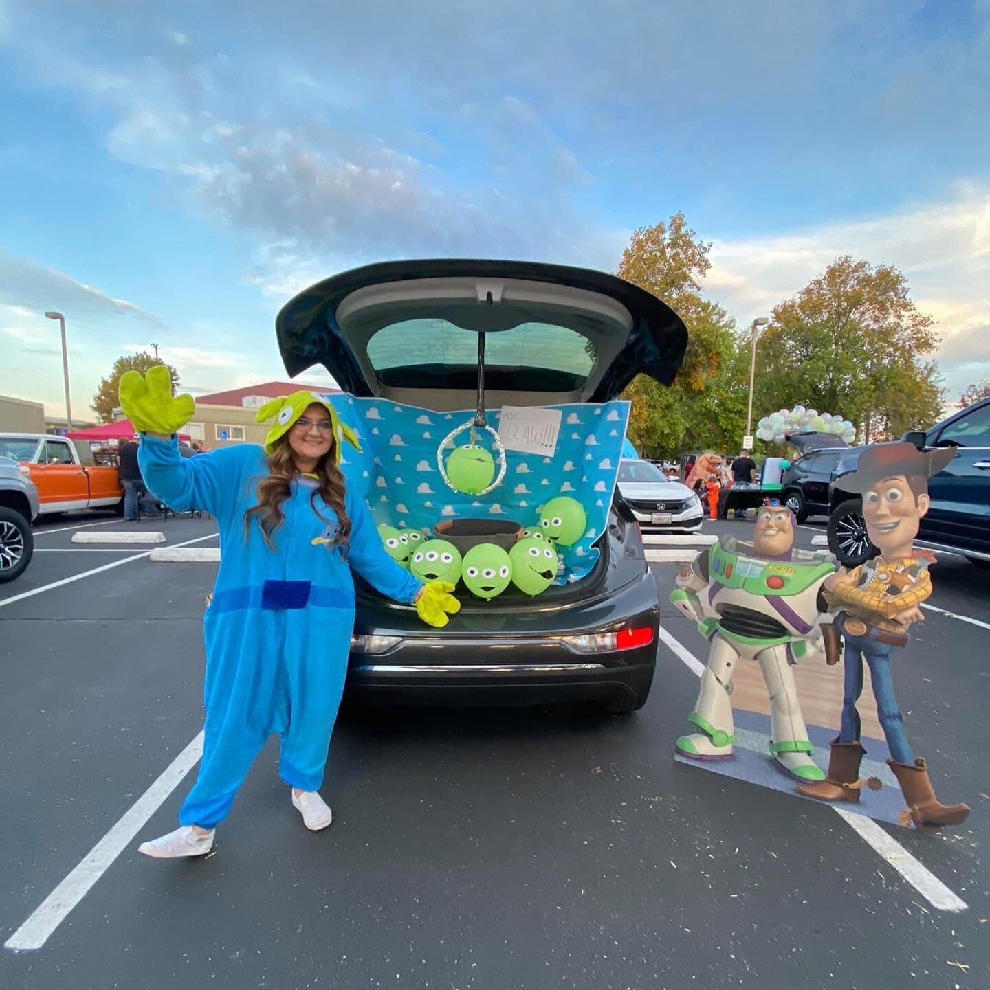 This last Sunday our volunteer trunks were competing for first, second and third place prizes! 
⭐️
Our 3rd place prize goes to our Toy Story Trunk!
Our 2nd place prize goes to our Harvest Trunk!
And our 1st place prize goes to our Jurrastic Park Trun