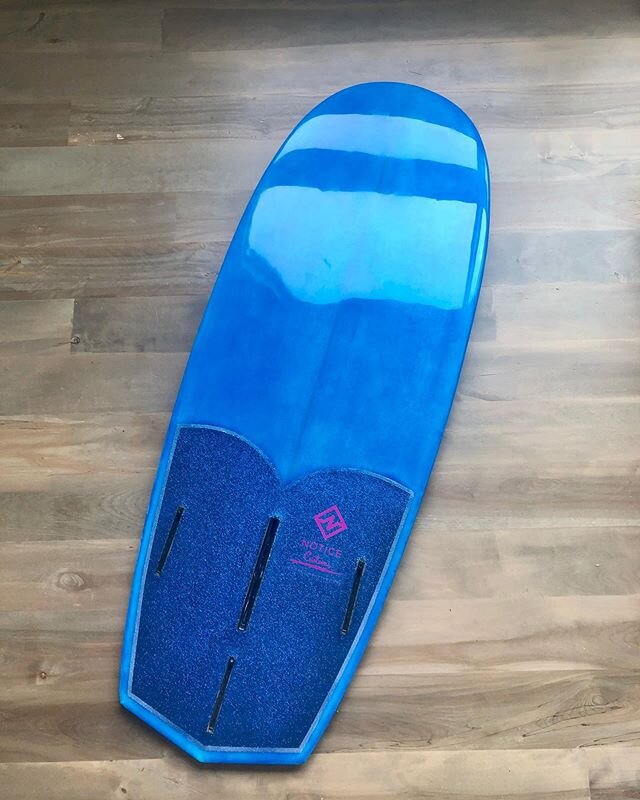 4&rsquo;11 x 21&rdquo; x 2 Longboard style wakesurfer with a Blue glitter coat tail patch.  This model actually rides like a traditional ocean longboard, I even put longboard fin boxes in them so you can put a 14&rdquo; fin in it if you want!  You ca