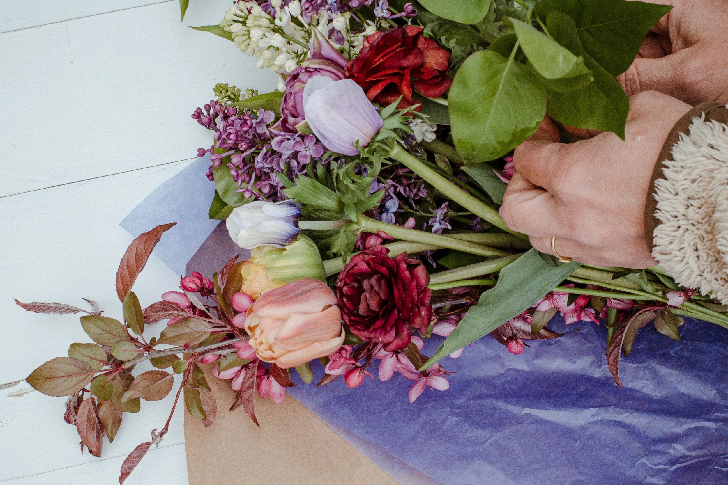meadowbloom-shop-05-bouquets-white-grey-0010-LB016285.jpg
