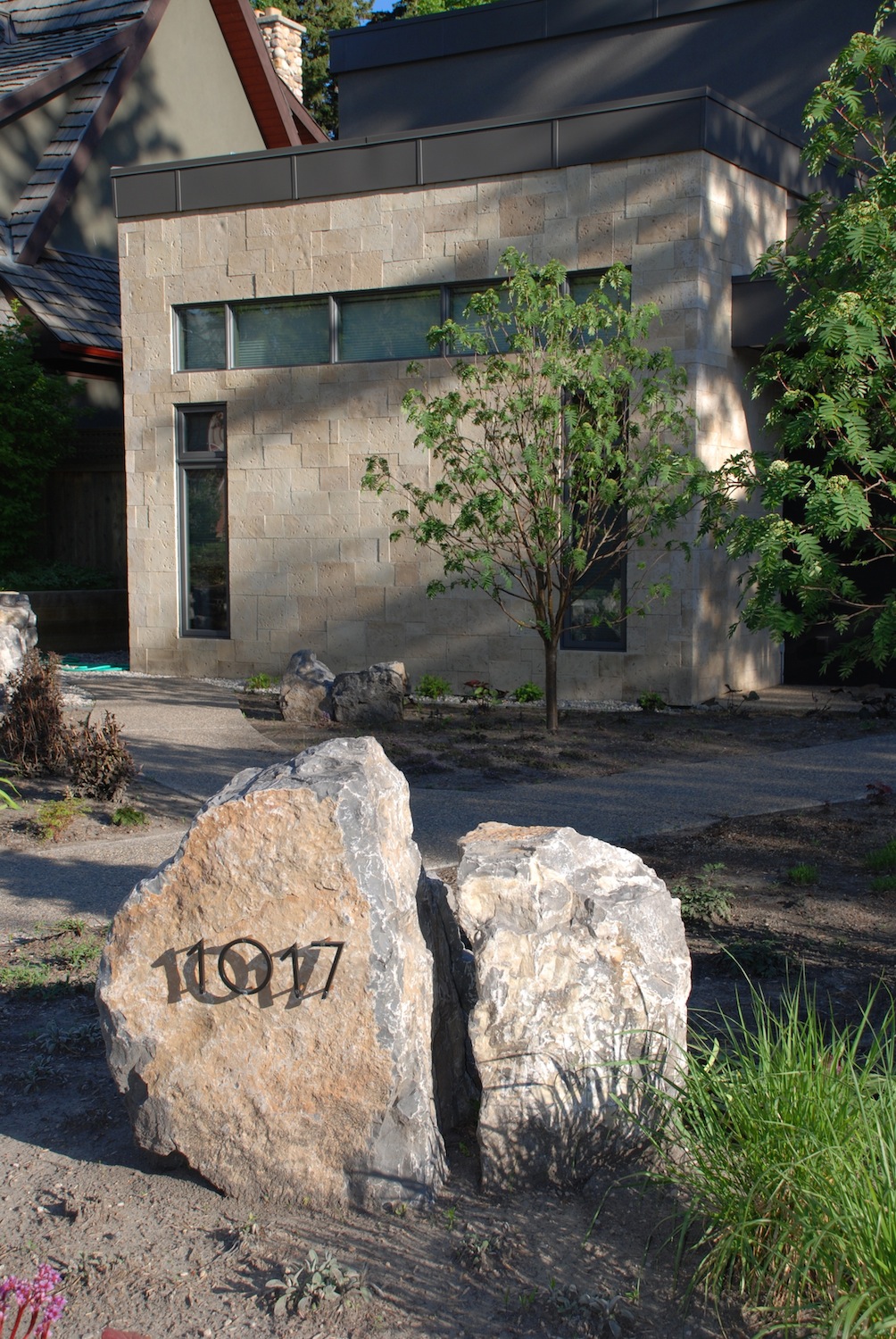 HOUSE NUMBER IN LANDSCAPE