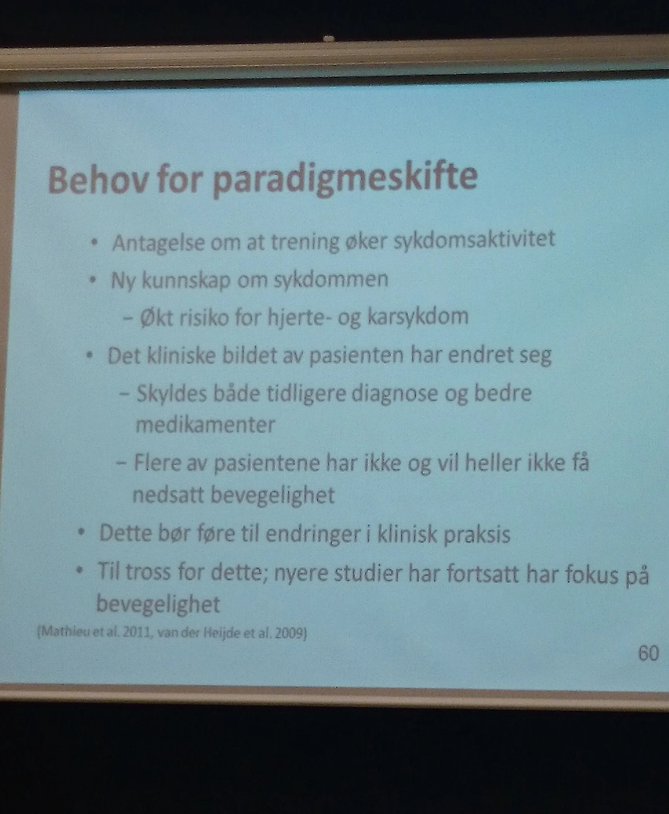 Prøveforelesning: Silje sier at fokuset i fysioterapi-intervensjoner for spondyloartrittpasienter lenge, og til dels fortsatt, har ligget på bevegelighetstrening selv om færre pasienter nå blir stive og faktisk har nedsatt bevegelighet. Den bedre prognosen nå sammenlignet med før er en følge av bedre medisinering. Dette må også fysioterapeuter ta innover seg, og det er behov for et paradigmeskifte mener Silje. Disse pasientene har en forhøyet risiko for hjerte- og karsykdom sammenlignet med friske, og evidensen tilsier blant annet derfor at fysioterapi-intervensjoner for spondyloartrittpasienter nå til en stor del bør bestå av kondisjonstrening. I tillegg har man nå indikasjoner på at trening reduserer, og ikke øker sykdomsaktiviteten.