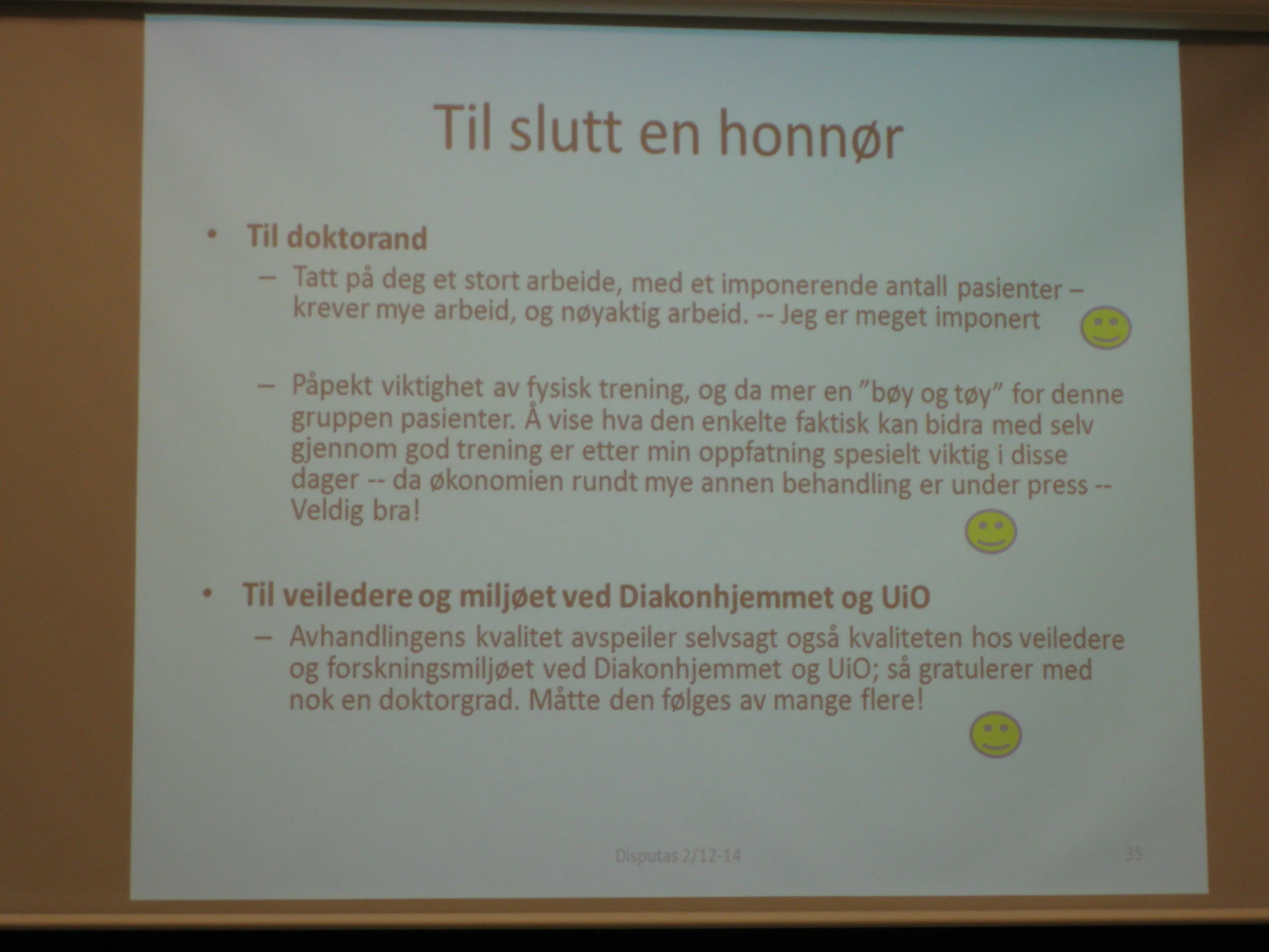 Disputasen er over, og Silje og miljøet på den Nasjonale kompetansetjenesten for revmatologisk rehabilitering på Diakonhjemmet sykehus får skryt for forsvaret og arbeidet hun har gjort. Men dagen er ikke over - nå skal det feires med en bedre middag sammen med opponentene, veiledere, kollegaer, venner og familie. 