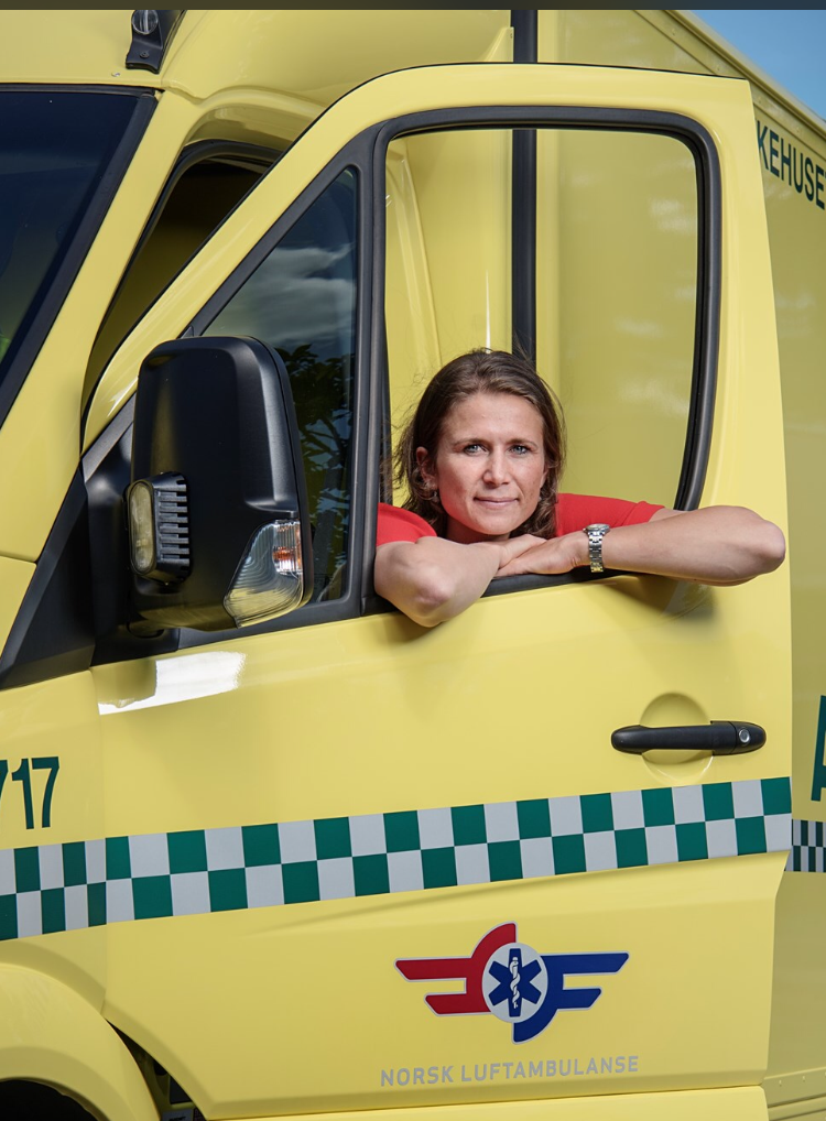 Maren Ranhoff Hov er u tdannet lege ved Universitetet i Tromsø, og har sin prehospitale erfaring fra ambulansetjenesten i Nord-Troms. Brenner for den akutt syke og skadde hjernen, og forsker på muligheter for å stille diagnose utenfor sykehus. Arbeider som doktorgradsstipendiat i Stiftelsen Norsk Luftambulanse. www.forskerlivet.no