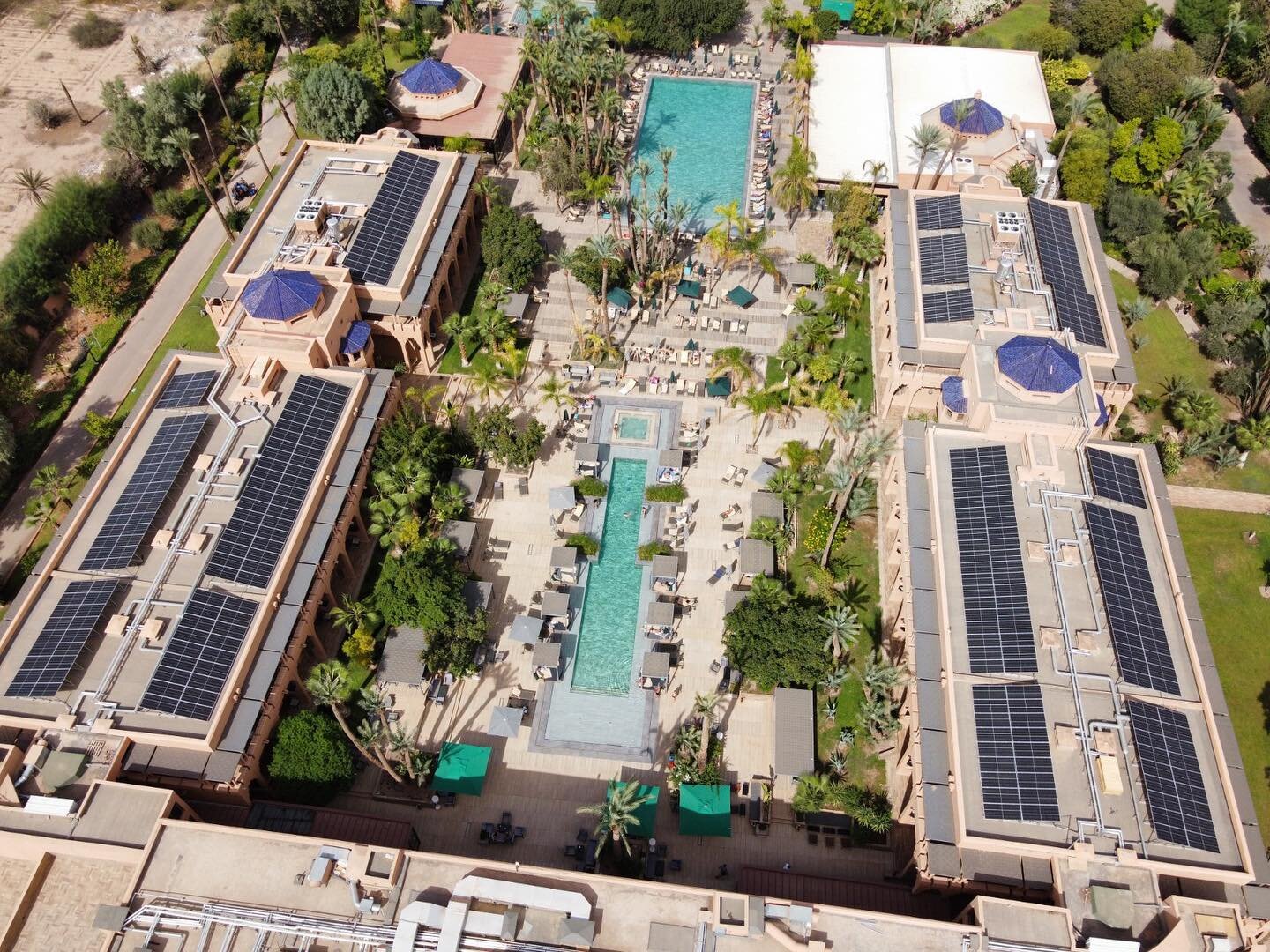 Installation solaire de 202kWc pour l&rsquo;h&ocirc;tel Riu Tikida Garden. Une configuration en Est/Ouest qui respecte parfaitement l&rsquo;esth&eacute;tique du site sous le magnifique soleil de Marrakech ☀️ @riuhotels #riu #riuhotels #solar #solaire