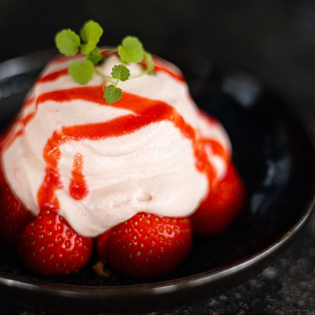 Strawberry Romanov  is making a comeback at WOX! 🍓🍦 Dive back into the sweet life with this epic mix of juicy strawberries, lush cream, and the chill vibe of vanilla ice cream. Hit up WOX to get your fix of this legendary dessert. 

#romanov #straw