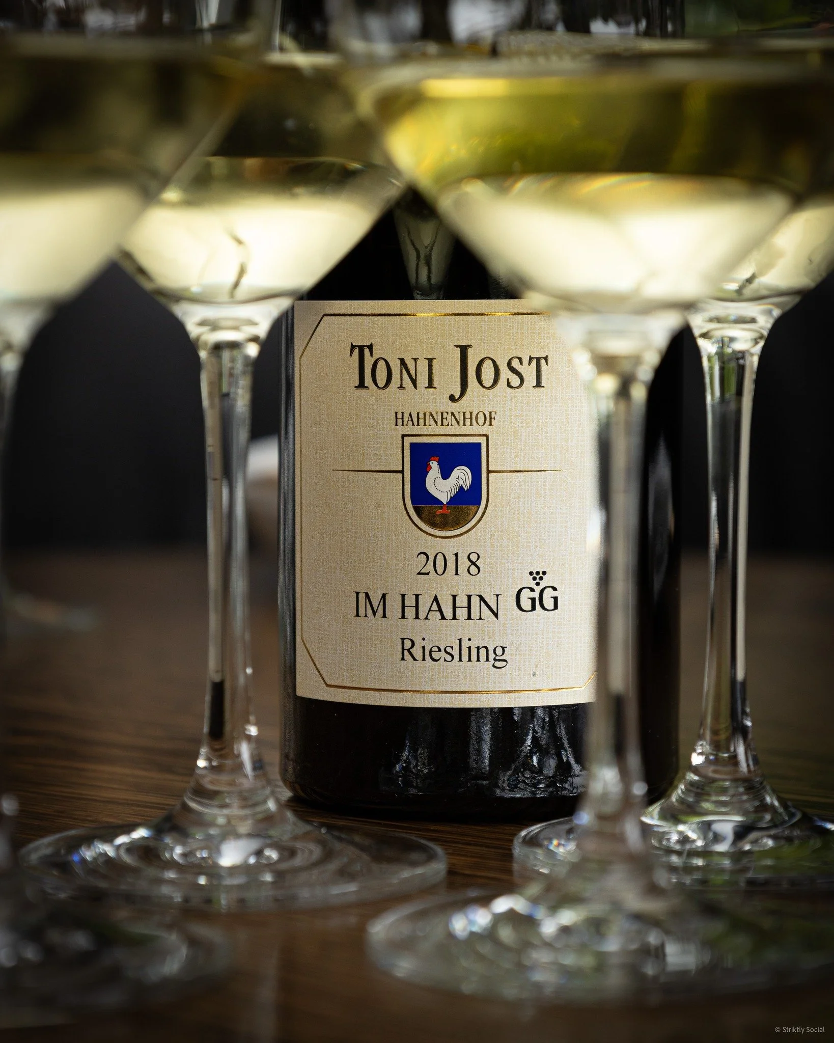 Tony Jost Im Hahn GG Riesling 2018. Crisp, elegant and refined, the perfect match for WOX flavors. Cheers!
.
.
📸 @striktly_social 
#riesling #tonyjost #wox #denhaag #grandcru #finewine #winepairing #diningout #elegance #woxmoments