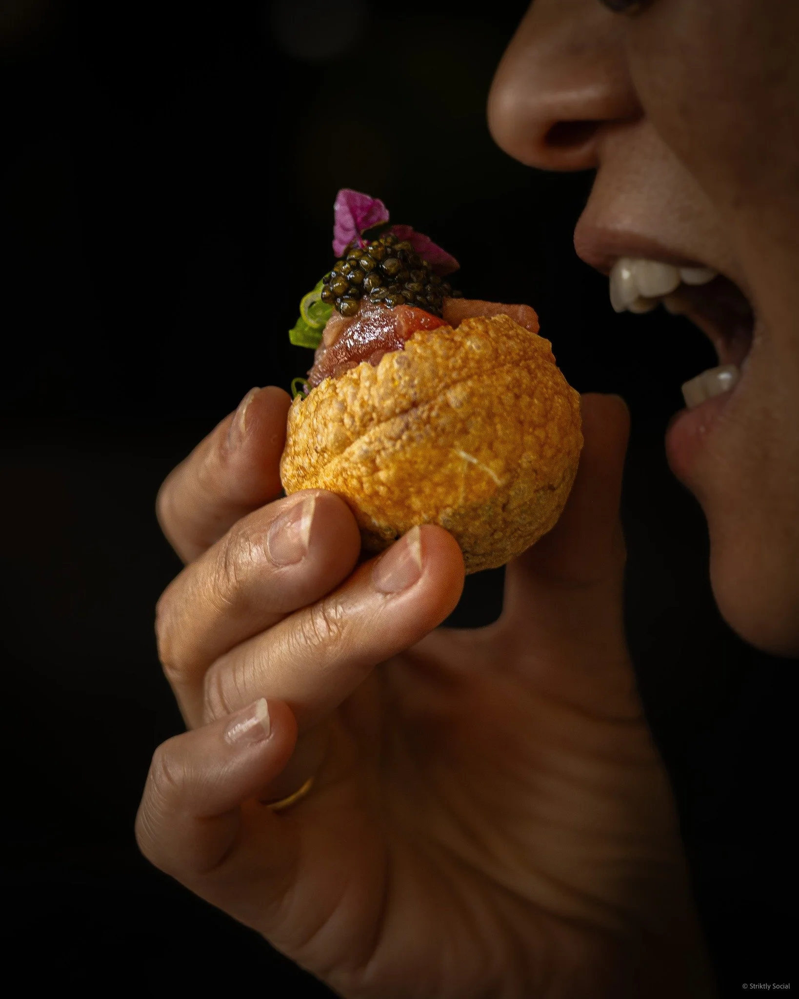 Pani puri, toro tartare, a hint of caviar. Small bites, big flavour.
.
.
📸 @striktly_social 
#woxmoments #denhaag #pani #panipuri #caviar #torotartare #fusionfood #foodie #haagsehotspot #sharedining