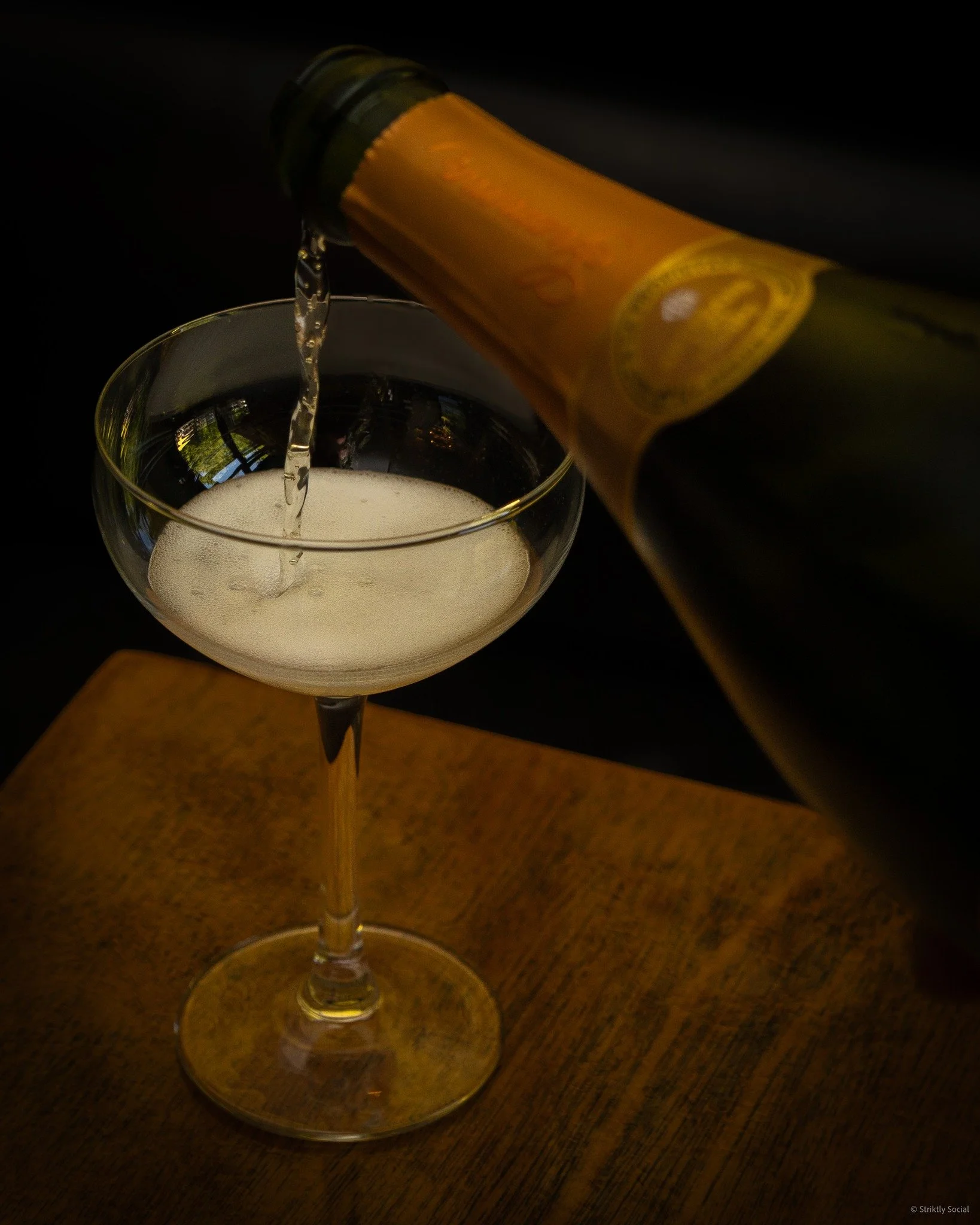 Bubbles, anyone? Our Cava is now available by the glass. Perfect for any moment.
.
.
📸 @striktly_social 
#woxmoments #denhaag #sharedining #fusionfood #haagsehotspot #woxdenhaag #wineoclock #cava #bubbles #cheers