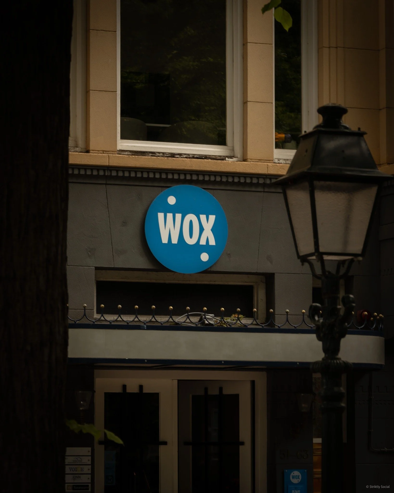 You&rsquo;re almost there. Just follow the blue sign and let WOX do the rest.
.
.
📸 @striktly_social 
#woxmoments #denhaag #sharedining #fusionfood #haagsehotspot #woxdenhaag #diningout #goodfood #foodlovers #langevoorhout