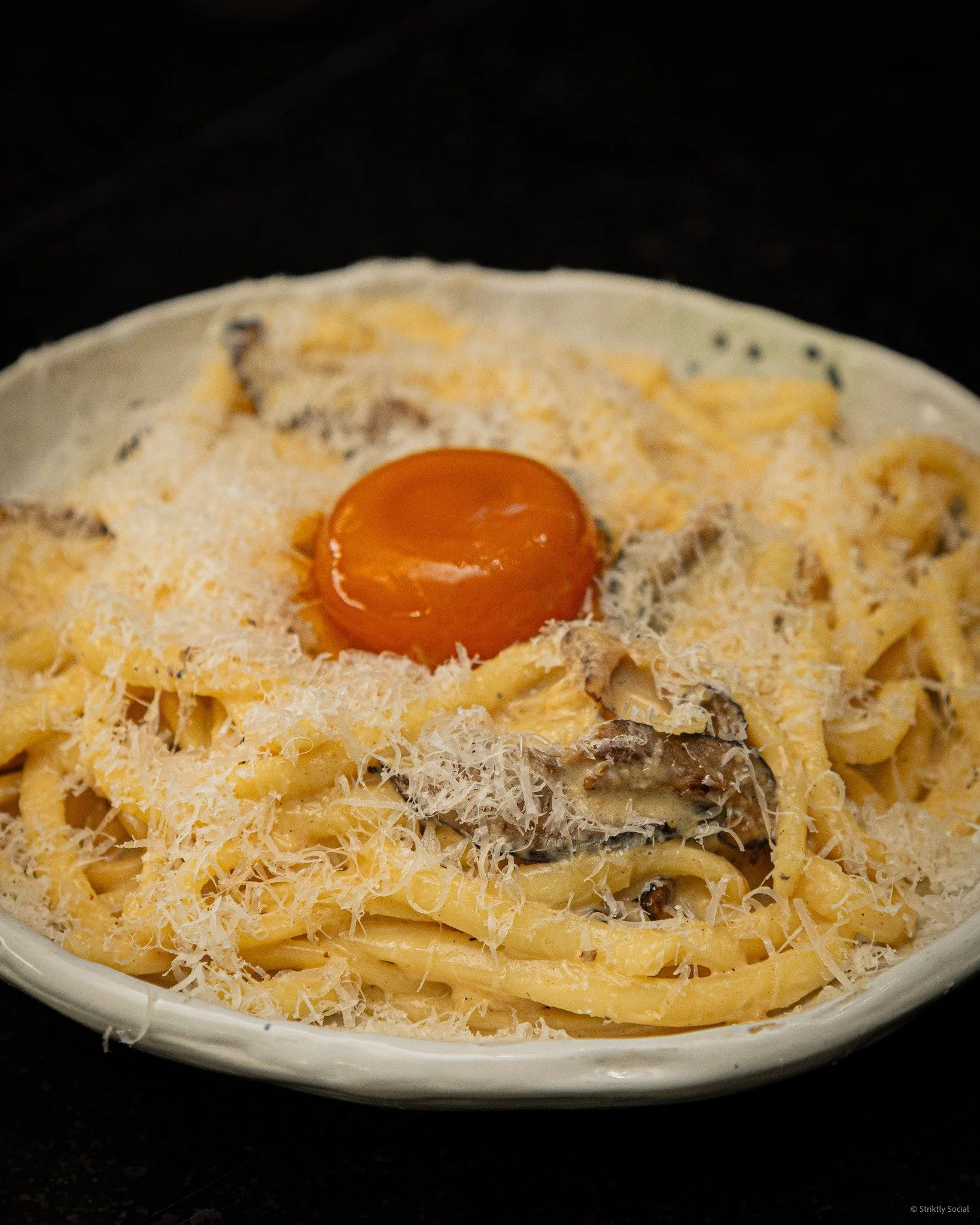 Do you really need a side dish?
Not really. But this carbonara-style udon might just steal the spotlight.
.
.
📸 @striktly_social 
#denhaag #woxmoments #udon #carbonara #comfortfood #asianfusion #parmesan #sidedish #shiitake #foodlovers