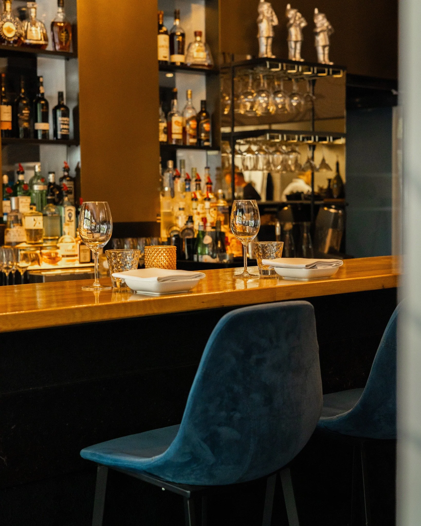 Come chill at our bar... plates landing, chopsticks ready, wine pouring. You bring the appetite.
.
.
📸 @striktly_social 
#barvibes #woxmoments #denhaagrestaurants #langevoorhout #sharedining #cocktailsandwine #goodfoodgoodmood #restaurantwox #winean