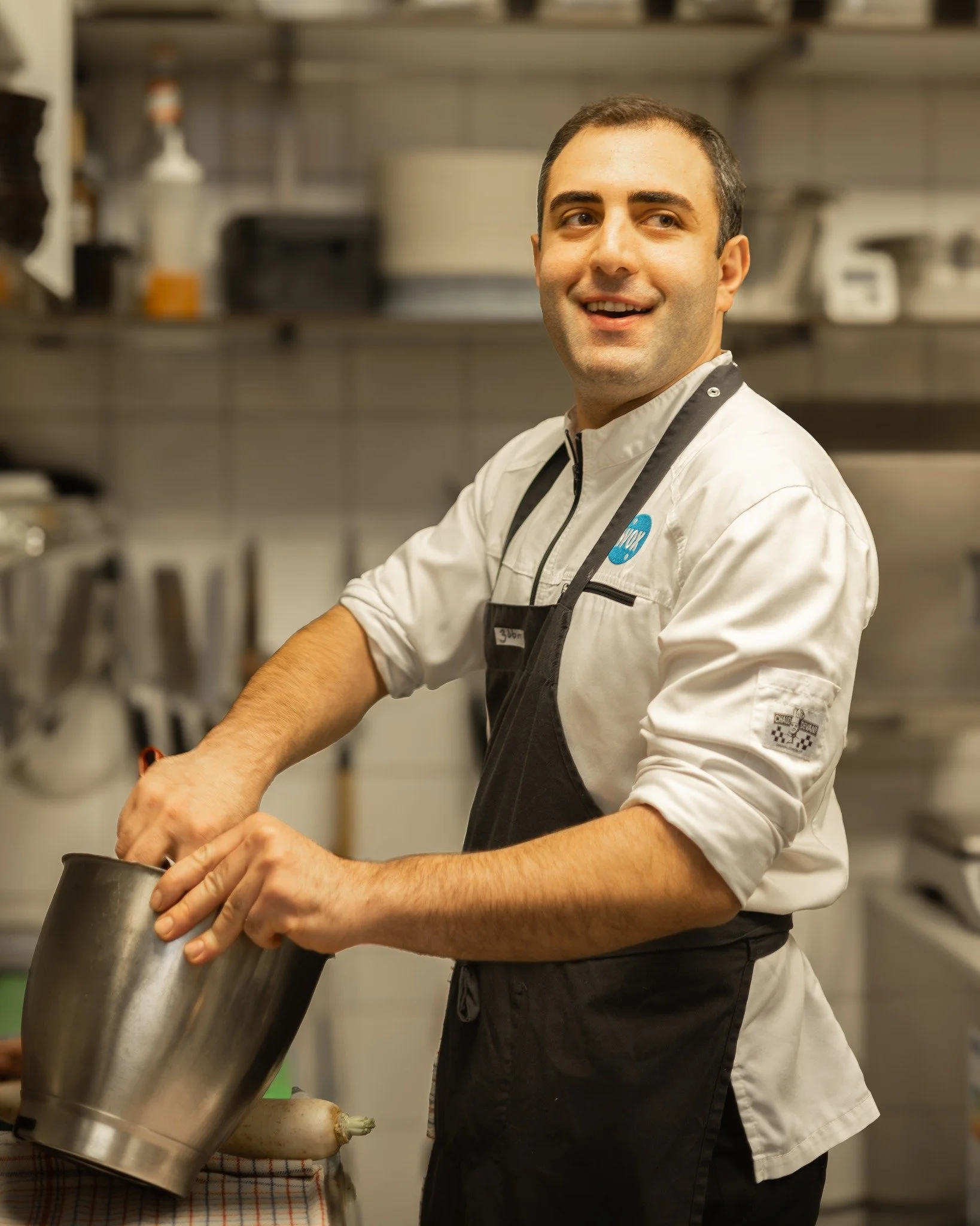 Meet Vakho, the newest addition to our kitchen team.
Excited to have him on board!
.
.
📸@striktly_social 
#denhaag #woxmoments #restaurantlife #kitchenteam #sharedining #thehaguefood #newteammember #behindthescenes #chefslife #woxrestaurant