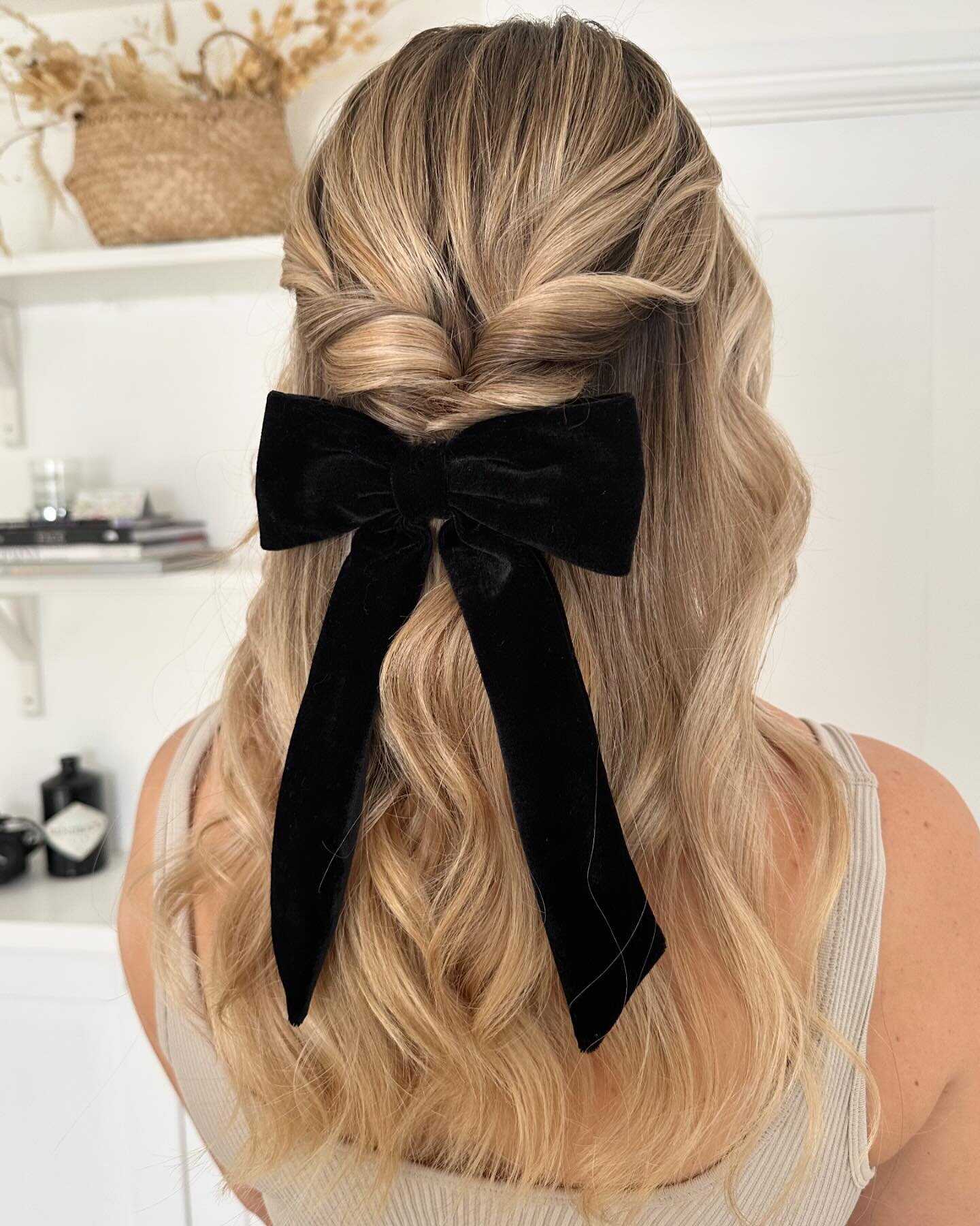 ✨CHARLOTTE✨HIT SAVE 🙌🏻 For Your Half Up Inspiration 🫶🏻

The bow is from @hm perfect for a hen do 👌🏻tag + share with your bride tribe 🙌🏻

For bridal hair and makeup bookings in Essex &amp; London please follow the contact link in my bio 🙌🏻
-