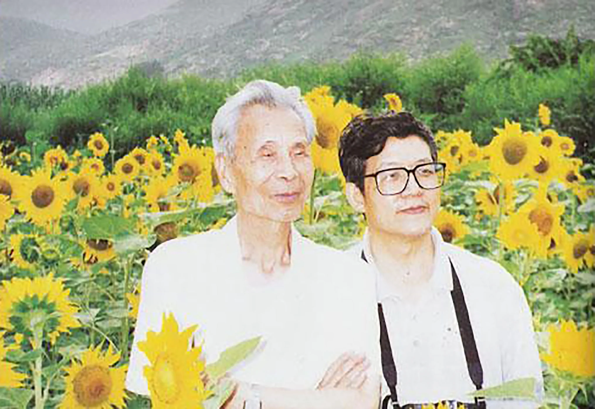 Born 1942 in Kunming, Yunnan, Li Fuyuan has established a great reputation in the art scene. He has exhibited his artwork all over the world and Gallery NaWei is pleased to feature his wonderful collection. Li ( pictured right ) is a Chinese Asian Modern & Contemporary artist who as a student of renowned Master Wu Guanzhong ( pictured left ) honed in on an amazing talent. Similar to his teacher Li finds a delight in nature and seeks the best way to show the power of the form he admires. Through his artwork Li encourages love for all living things and his appreciation for the beauty creation brings to the world is evident through his painting. Imagination is let run free in Li’s work and the viewer can’t help but be absorbed in his vision.