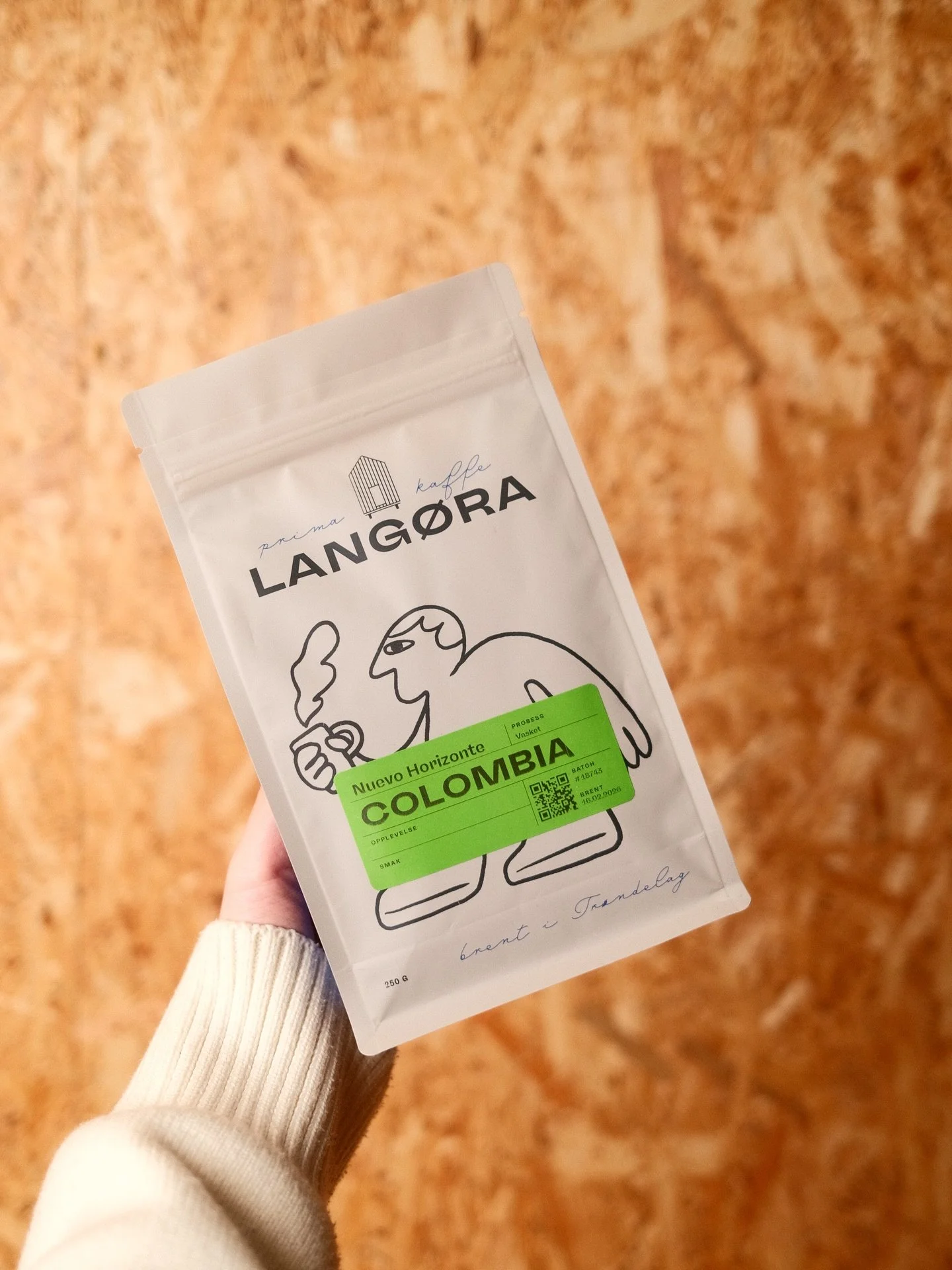 Nye kaffer fra Colombia! 🇨🇴 
🟢 Nuevo Horizonte, vasket. 
☕️ fyldig, saftig, balansert. 
👅 appelsinskall, kirseb&aelig;r, svart te. 

🔴 Alto Cielo, b&aelig;rt&oslash;rket. 
☕️ funky, frisk, kompleks.
👅 roseblader, balsamico, bringeb&aelig;r.

Ti