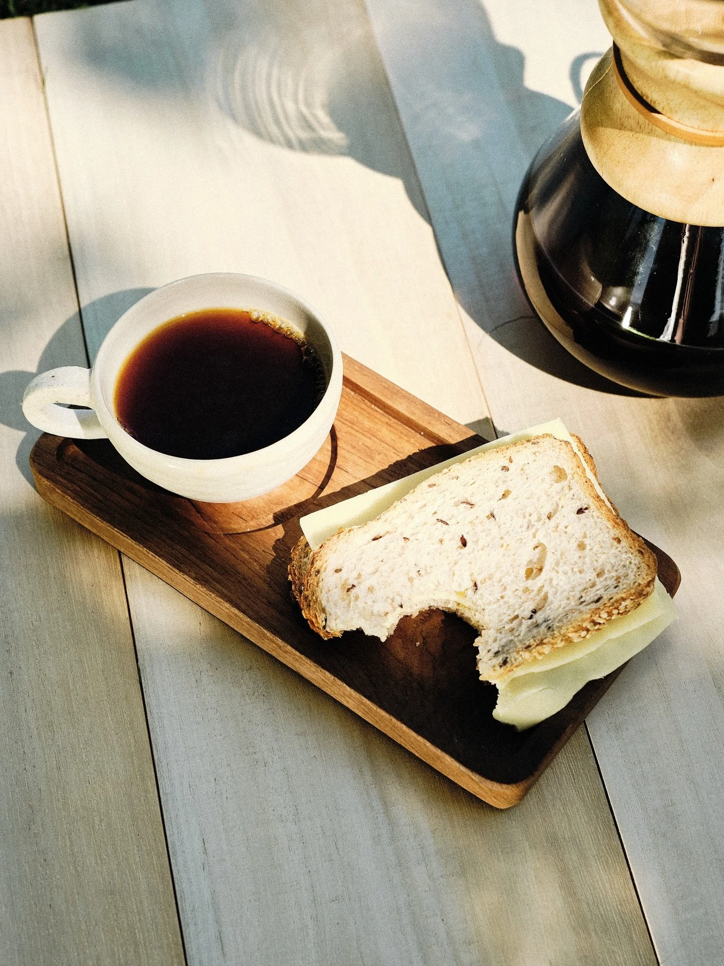 Hverdag og fest bundle 🎁 F&aring; en god kaffedeal for hele uken! 3x Dagens Kaffe blend + 1x ukens favoritt. 

Not a single day without good coffee ☕️😎

langorakaffe.no

#bundle #kaffe #lang&oslash;rakaffe