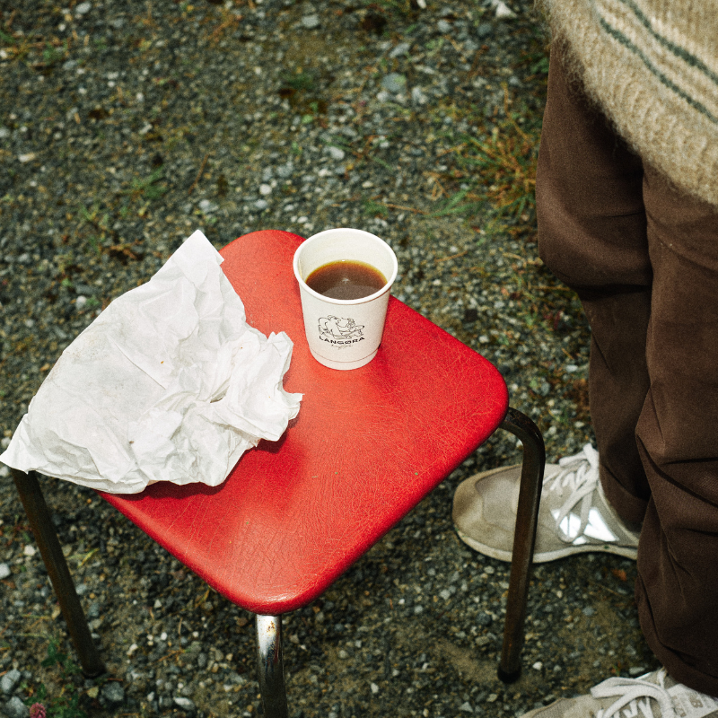 langora-kaffe-rød-stol-filter-takeaway.png
