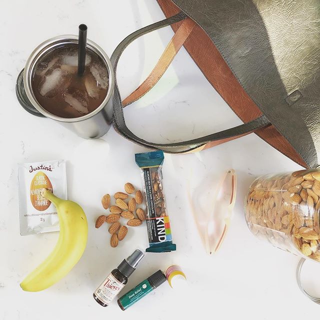 This morning&rsquo;s grab n&rsquo; go!
AKA my morning&rsquo;s routines lifeline to a successful feel good day :))))
🌿☀️
Banana
Almond butter packet for my banana
Almonds
Hard boiled egg
KindBar
NingXia Red with iced water
Deep Relief for my neck
Thi