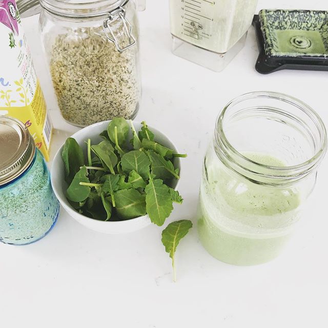 How to make GREEN MYLK for your baking and smoothie needs!
🌱🥛
When we make pancakes, waffles, crepes, muffins and cookies we can count on those recipes calling for milk.
🥛🌱
Simply blend your favourite oat, coconut, almond, or rice milk with a han