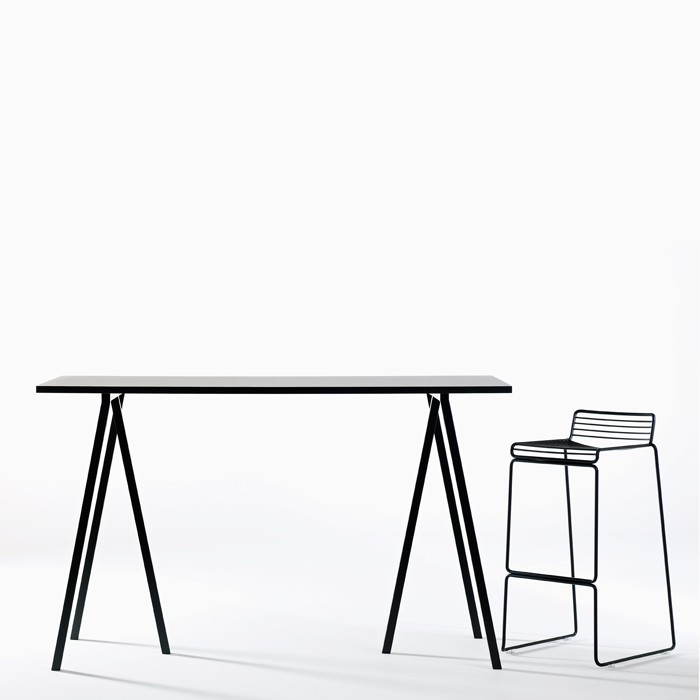 Loop Stand High Table HAY/Leif Joergensen Bordsskiva i svart eller vit linoleum med plywoodkant, stativ i pulverlackat stål. L: 160, D: 77,5, H: 97. Lagerstatus: I lager.