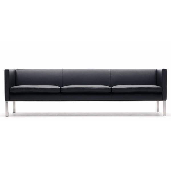 EJ 50-3 Erik Joergensen 3-sits lädersoffa Design EJ Designteam Läder Cohiba svart, stoppning dun. Ben i rostfritt stål. L: 238 cm, D: 80 cm, H: 70 cm. Lagerstatus: I lager.