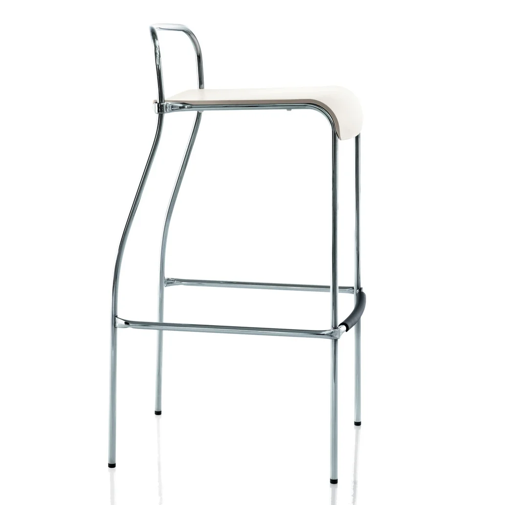 Centomila James Irvine Barstol Stapelbar barstol i vit polypropylene med kromade ben. Höjd rygg 90cm, sitthöjd 77cm, bredd 49cm. Lagerstatus: I lager.
