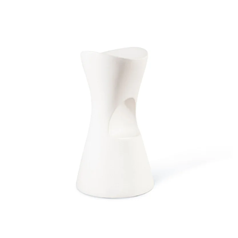 Skoop Karim Rashid H75, B43, denna bekväma och lite knasiga stol fungerar lika bra inne som ute. Materialet är polyethylene och den är tillverkad i ett stycke. Lagerstatus: I lager.