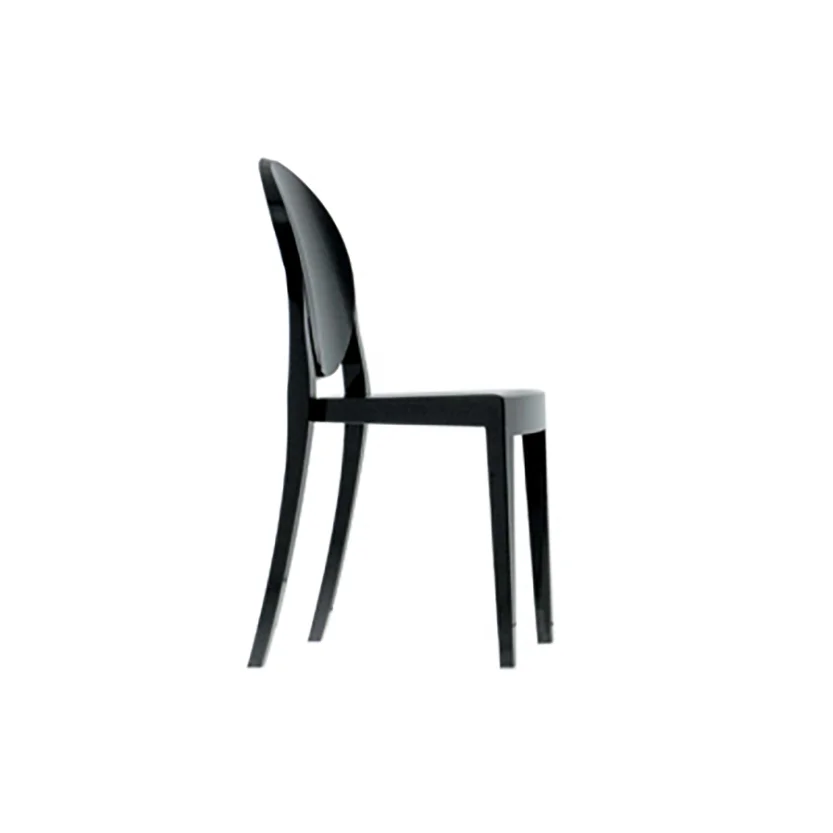 Victoria Ghost Philippe Starck Kartell En stol med klassiska linjer. Ryggstödet har tagit sin runda form från antika medaljonger medan sitsen är geometrisk och rak. Den är stadig, bekväm och kan även stå ute. Materialet är transparent eller färgad poycarbonat. H: 89cm, SH: 46cm, B: 38cm, D: 52cm Lagerstatus: I lager.