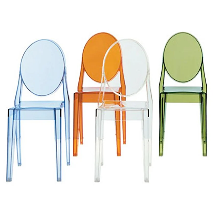 Victoria Ghost Philippe Starck Kartell En stol med klassiska linjer. Ryggstödet har tagit sin runda form från antika medaljonger medan sitsen är geometrisk och rak. Den är stadig, bekväm och kan även stå ute. Materialet är transparent eller färgad poycarbonat, rose, ljusblå eller grön. H: 89cm, SH: 46cm, B: 38cm, D: 52cm Lagerstatus: I lager.