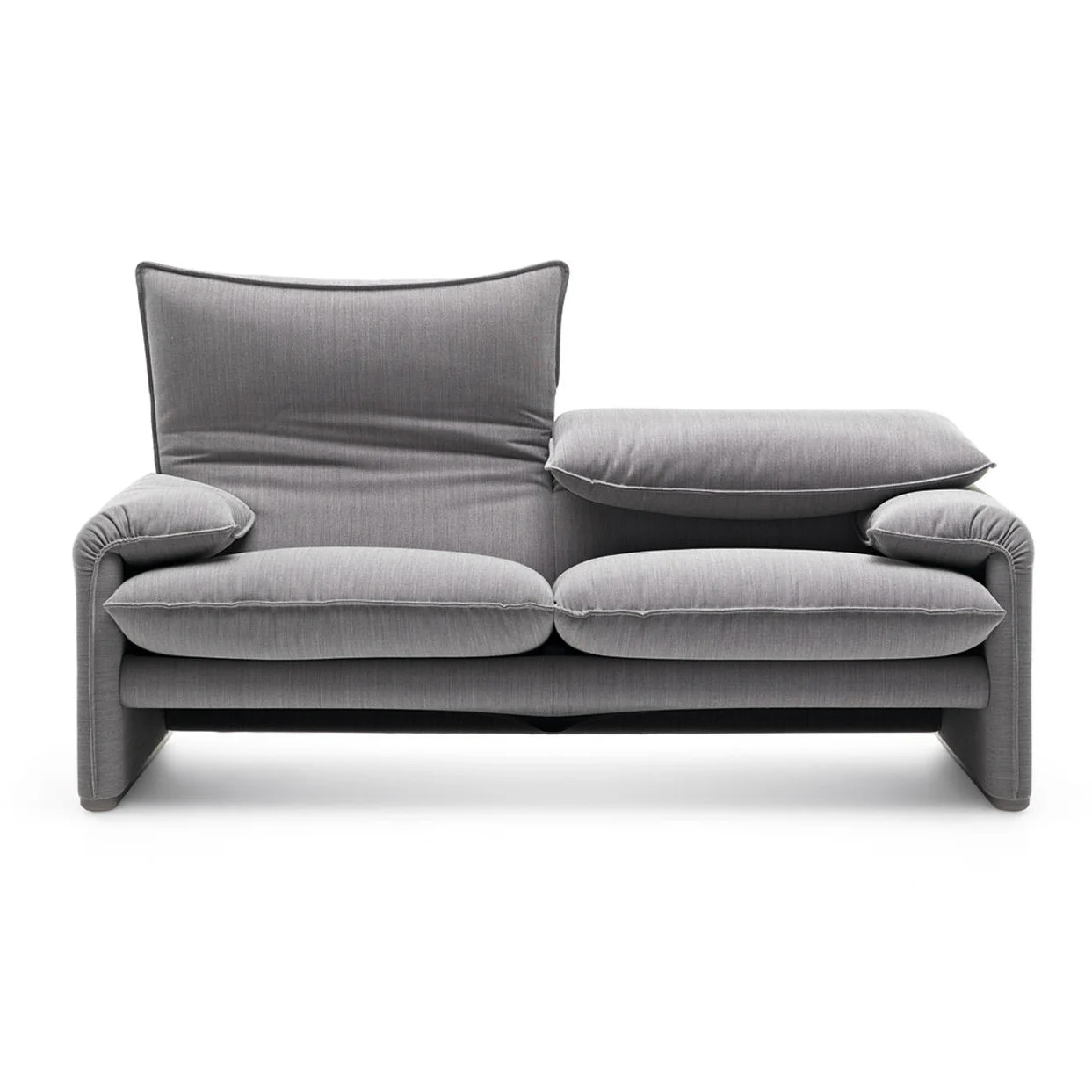 MARALUNGA Tvåsits soffa av Vico Magistretti. Grå bomullsklädsel. B: 166cm D: 86 Sitthöjd: 45cm Lagerstatus: I lager