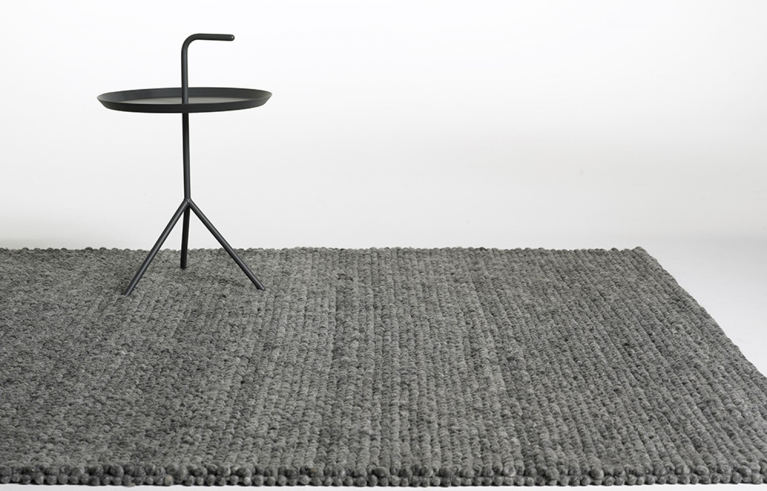 PEAS RUG 2015 återlanseras denna vackra matta från HAY. Peas kommer nu i de tre nya färgerna Soft Grey, Medium Grey och Dark Grey och fortsätts att tillverkas i 100% ull. 2x3m. L: 300 cm B: 200 cm Lagerstatus I. Lager