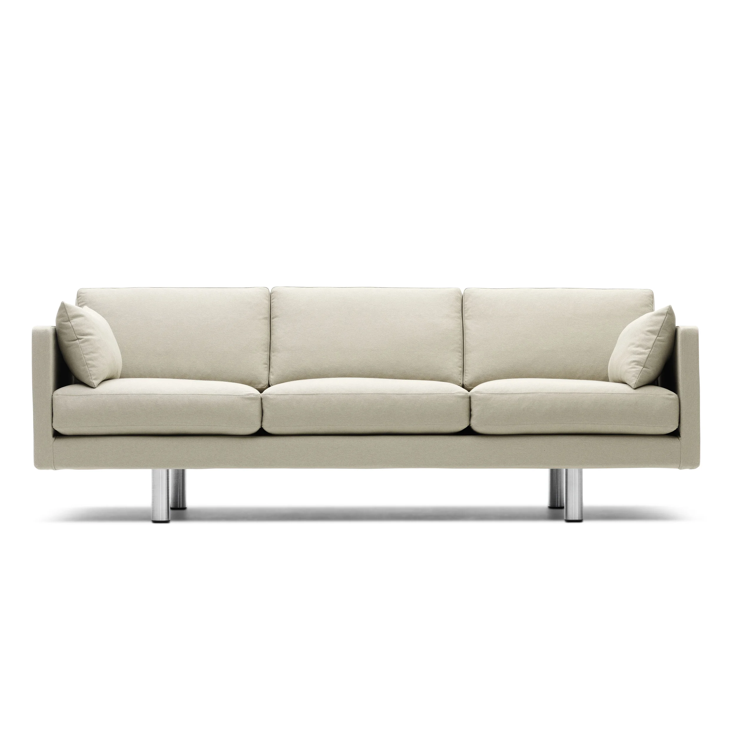 EJ-270 A Erik Joergensen 3-sitts soffa 3-sitts soffa med avtagbar klädsel. Teflonbehandlad bomull/vit. Stoppning dun, ben ljus björk. B 212 cm, D74 cm H 43 Lagerstatus: I lager.