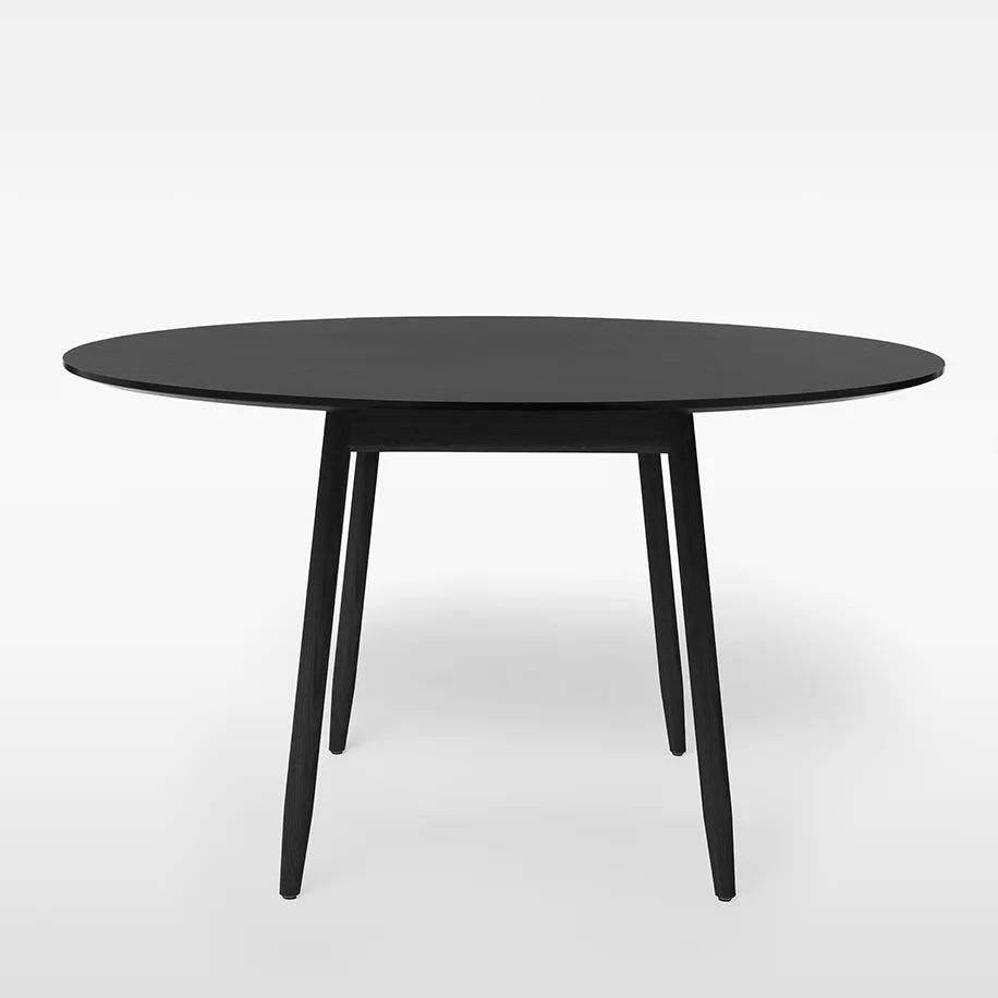 Massproduction Bord Icha D: 125 cm H: 73 cm, svartbetsad ask Lagerstatus: i lager