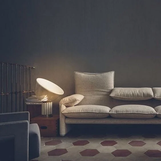 MARALUNGA Tvåsits soffa av Vico Magistretti. Beige bomullsklädsel. B: 166cm D: 86 Sitthöjd: 45cm Lagerstatus: I lager