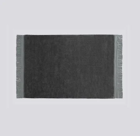 RAW RUG HAY Ullmatta med fransar, mörk grå L 200 cm W 140 cm Lagerstatus; I lager