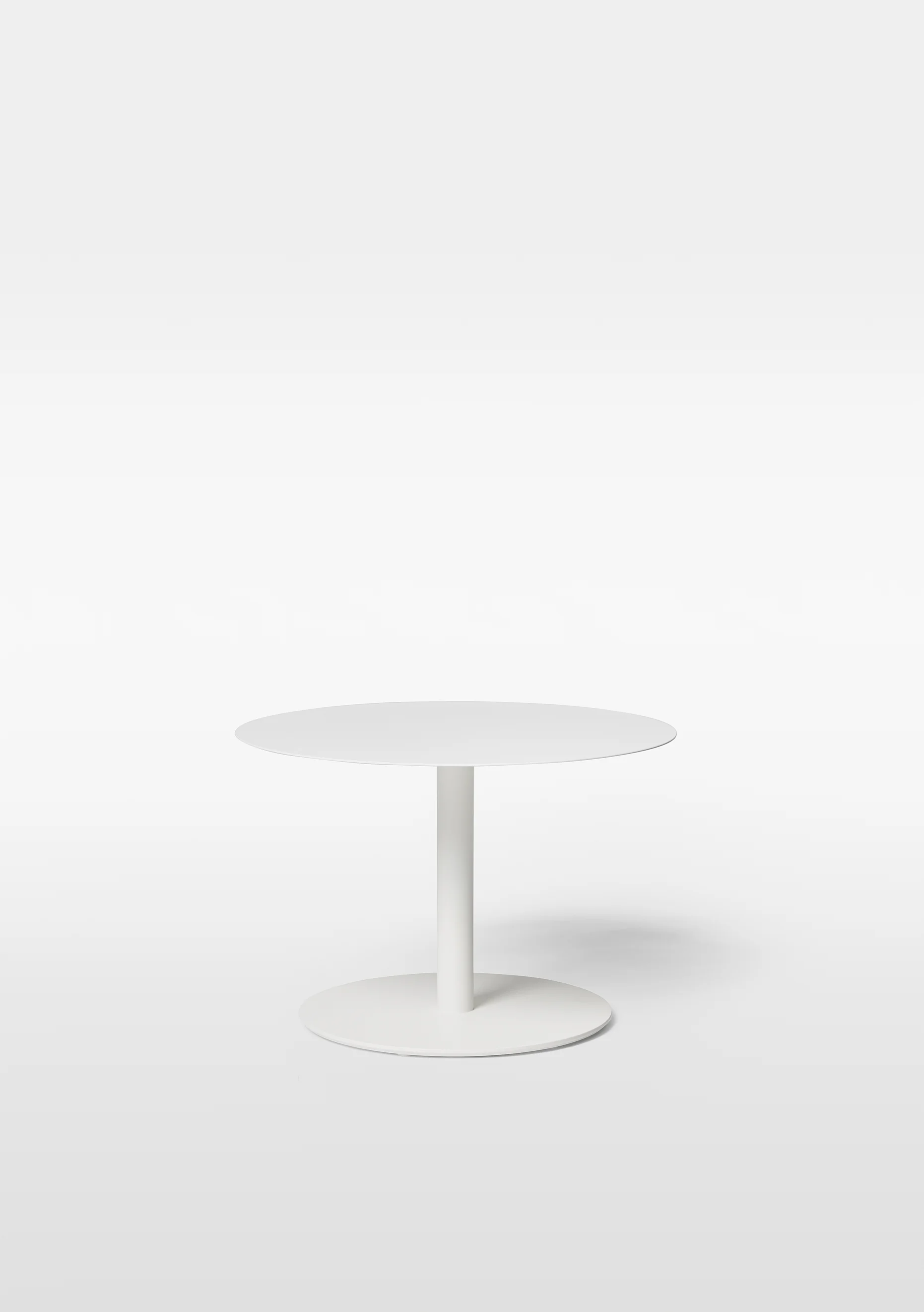 Odette Coffe Table MASSPRODUCTION Galvaniserat och pulverlackerat vit stål H 42 cm D 50 cm Lagerstatus: I lager